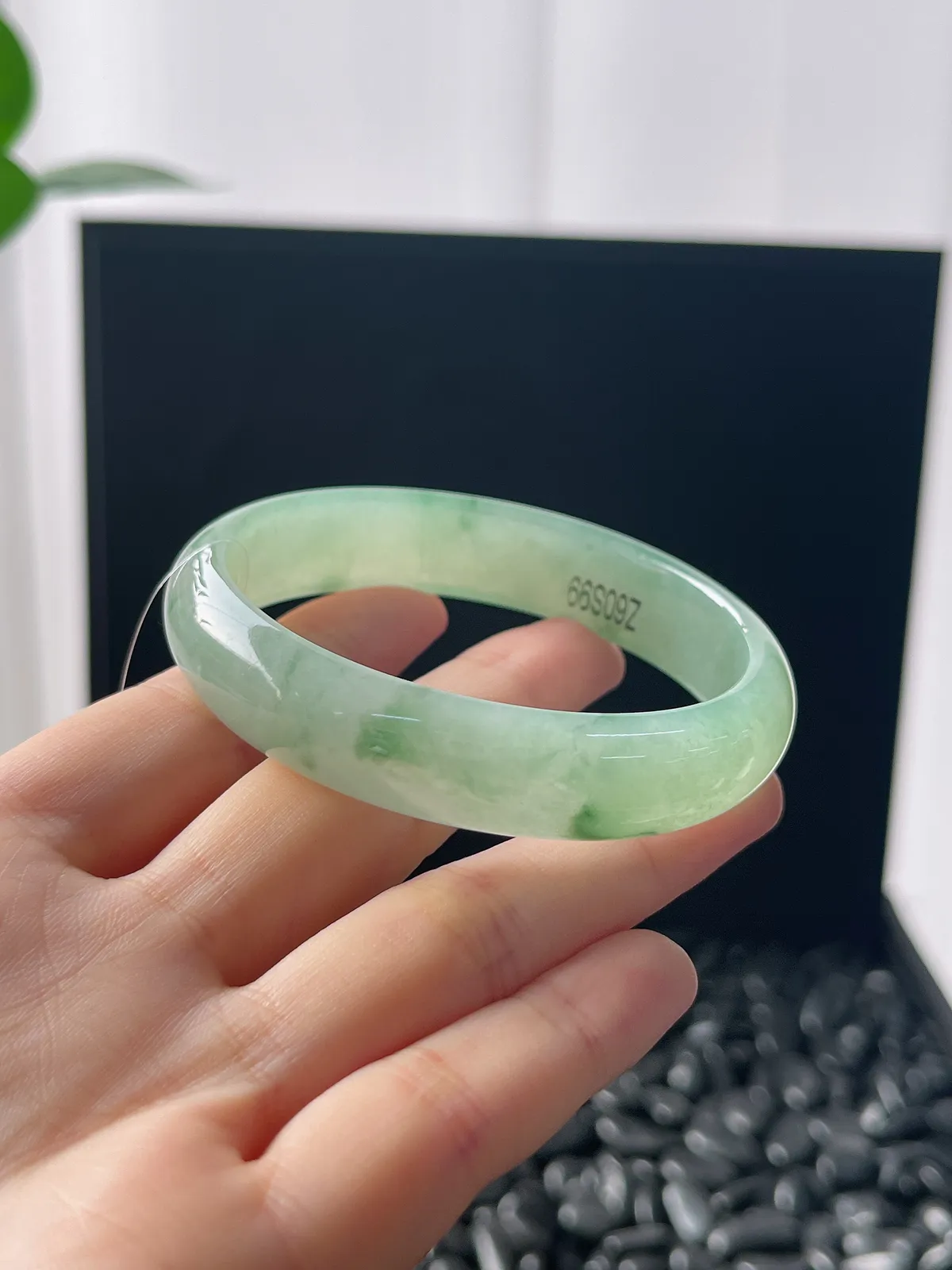 贵妃镯54.5圈口，翡翠冰糯种飘绿手镯