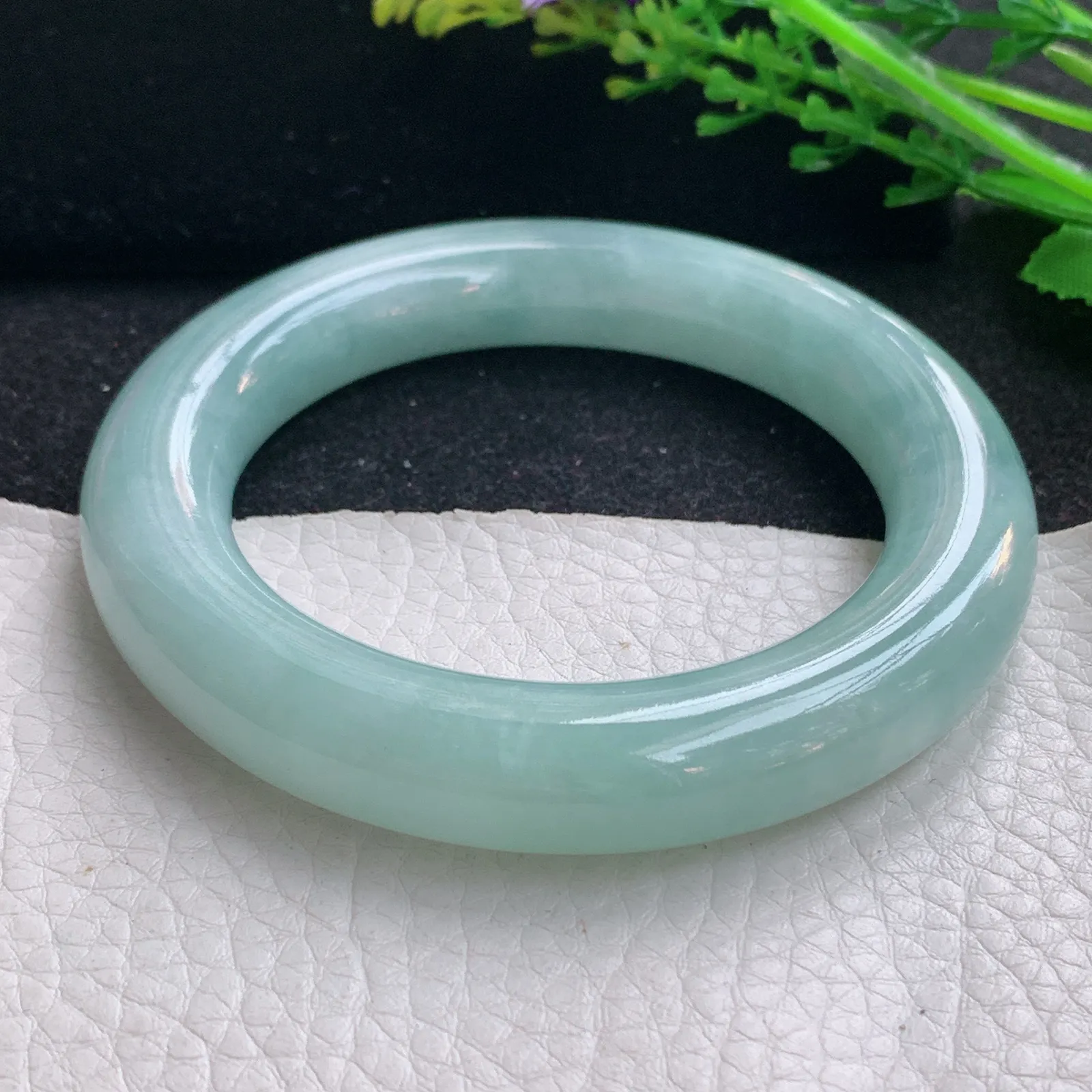 js自然光56.5*12*12.5胖圆镯 缅甸翡翠a货玉手镯浅绿圆条玉手环