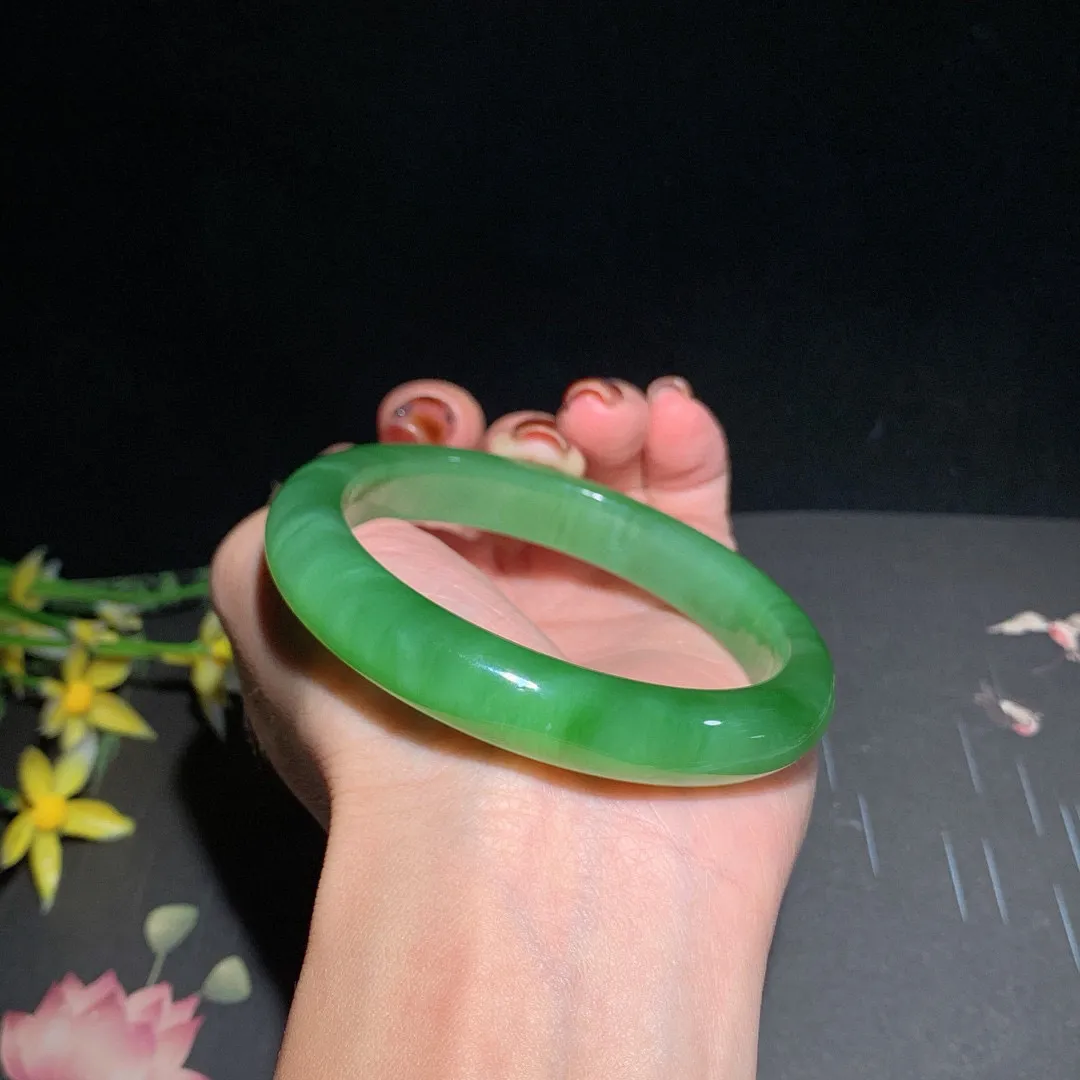 土豪款，和田玉58.6圈口冰底阳绿色猫眼碧玉手镯，玉质细腻油润 底色纯净 无裂无杂 脂粉好，品质好。