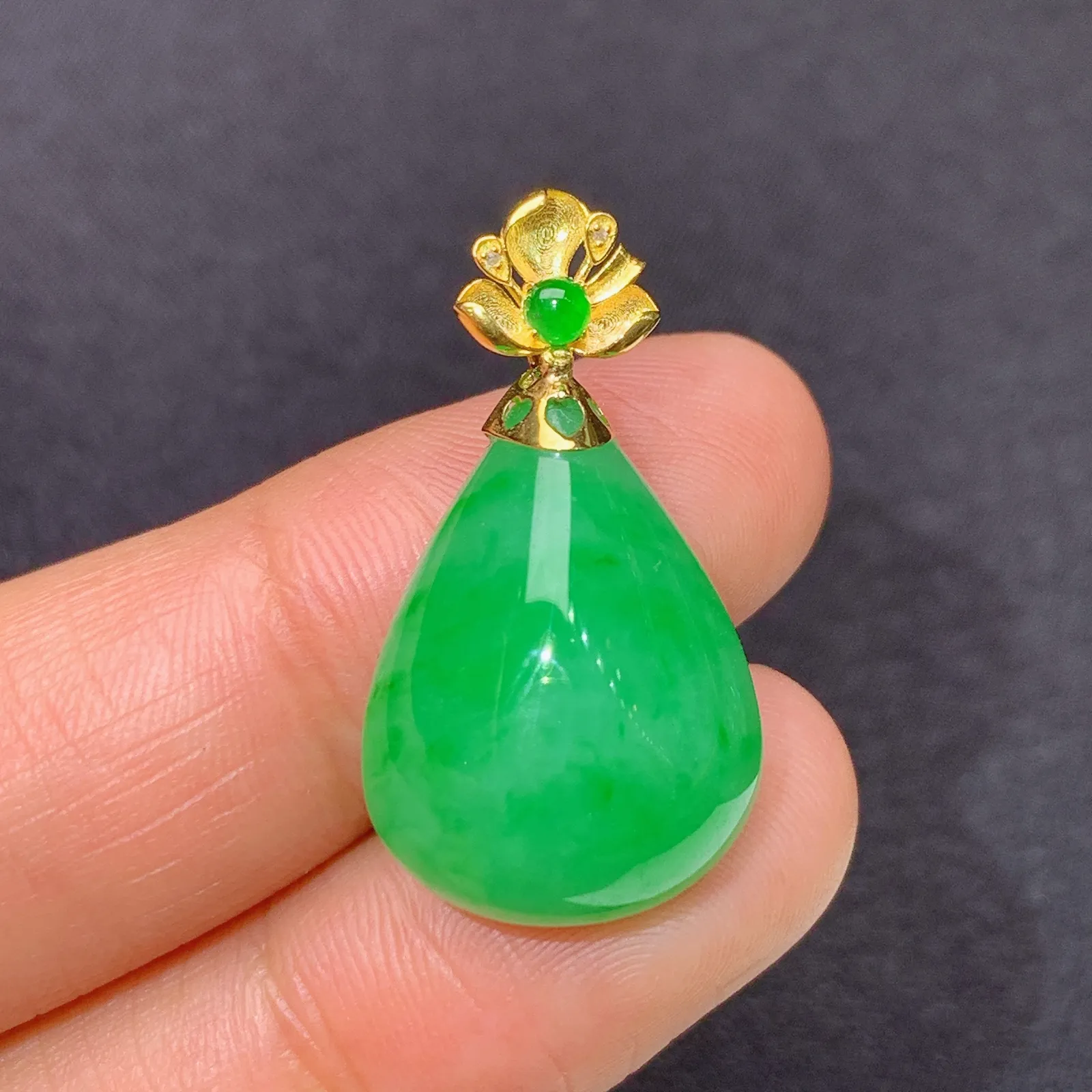 阳绿水滴吊坠，18k金镶嵌，冰润色阳，玉质细腻，种水足 尺寸27.2*14.8*8