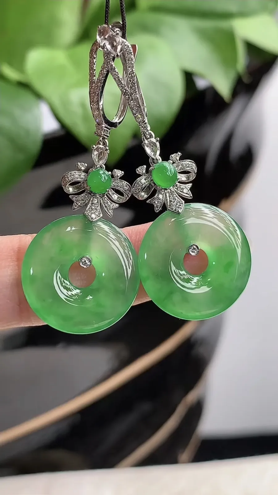 a货翡翠老坑高冰种18K金伴钻镶嵌满绿平安环耳坠 尺寸16.8×3.2mm 重量6.44g 1205