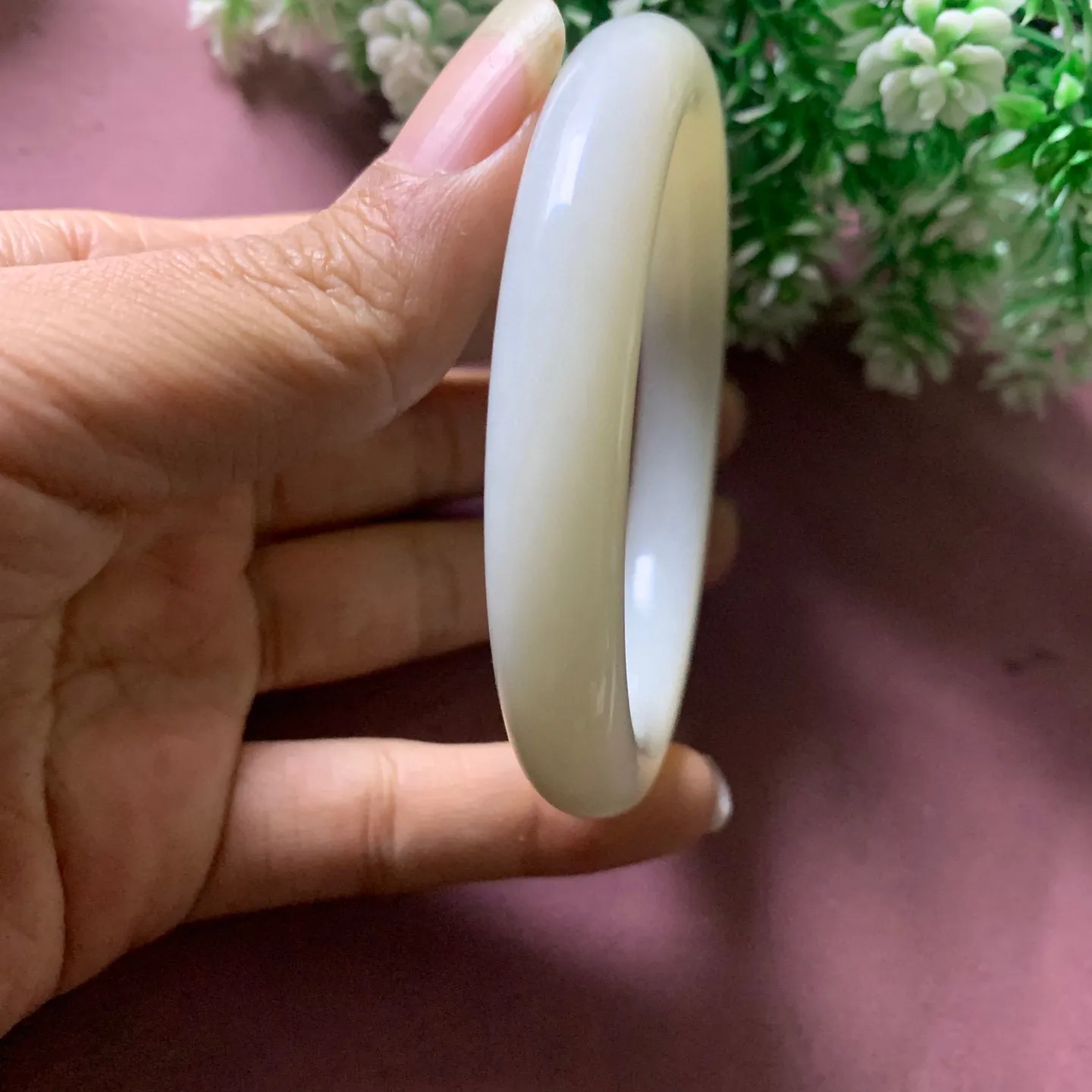 俄料手镯，和田玉58圈口羊脂白手镯，玉质细腻油润 底色纯净脂粉好，品质好