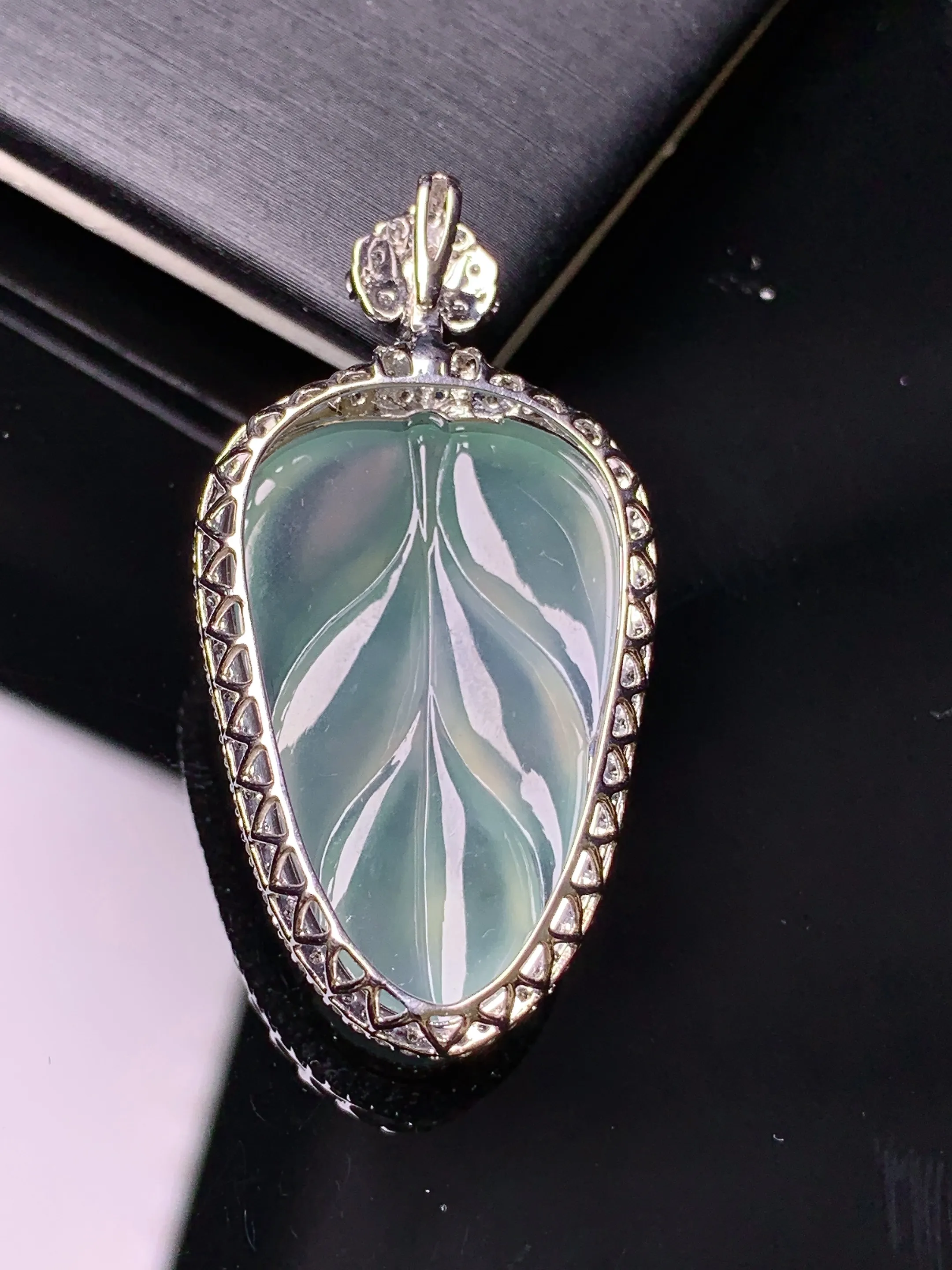 18k金钻镶嵌冰种树叶吊坠 玉质细腻 色泽清新艳丽 整体尺寸40.8*21.2*8.5