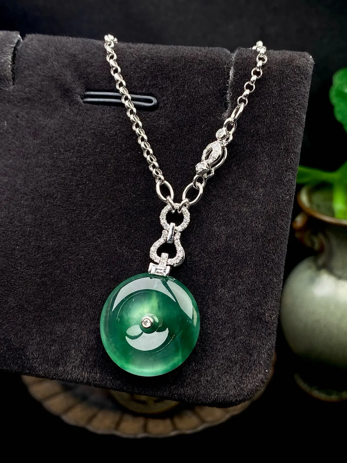 【冰种飘绿平安扣】质地细腻，品质很好，冰感十足，胶感明显，收藏品质。18k金钻镶嵌，裸石尺寸17.1