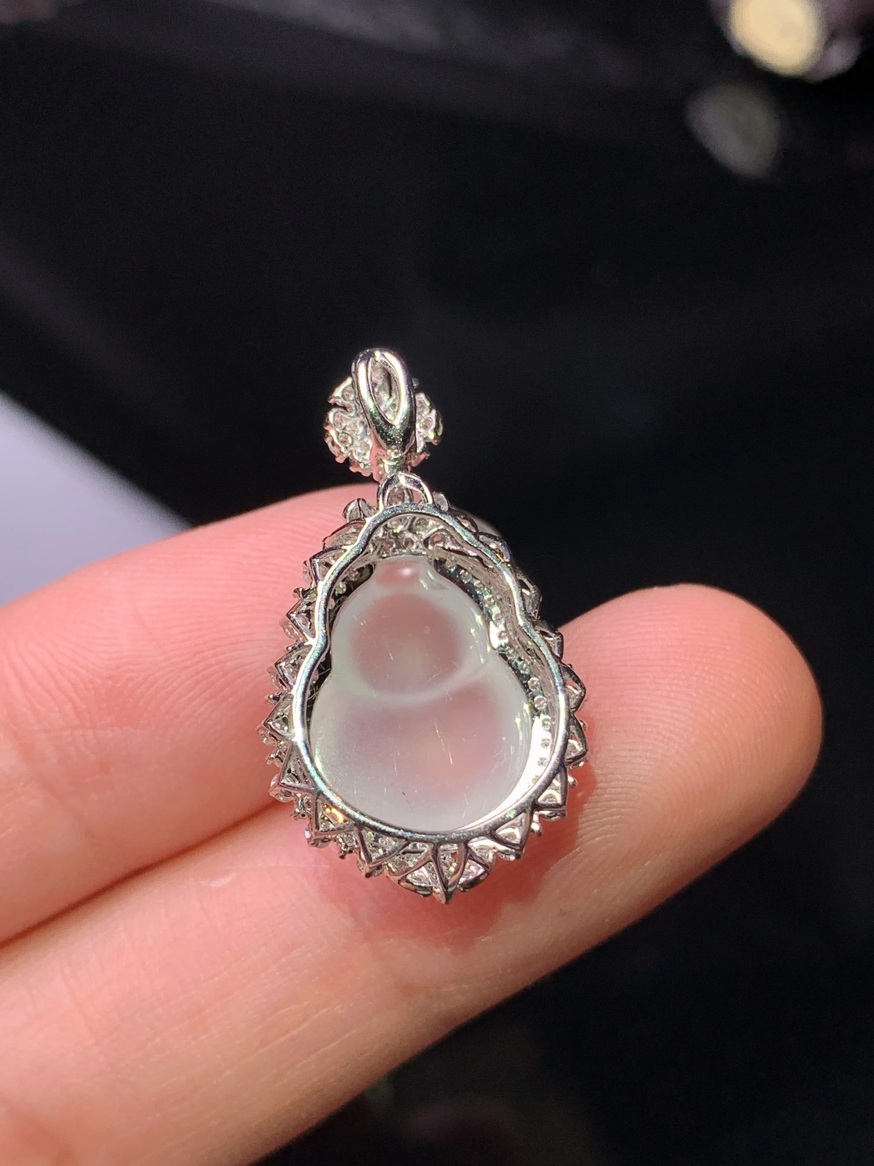 18k金钻镶嵌冰种葫芦吊坠 玉质细腻 色泽清新艳丽 整体尺寸25.5*15*9.2