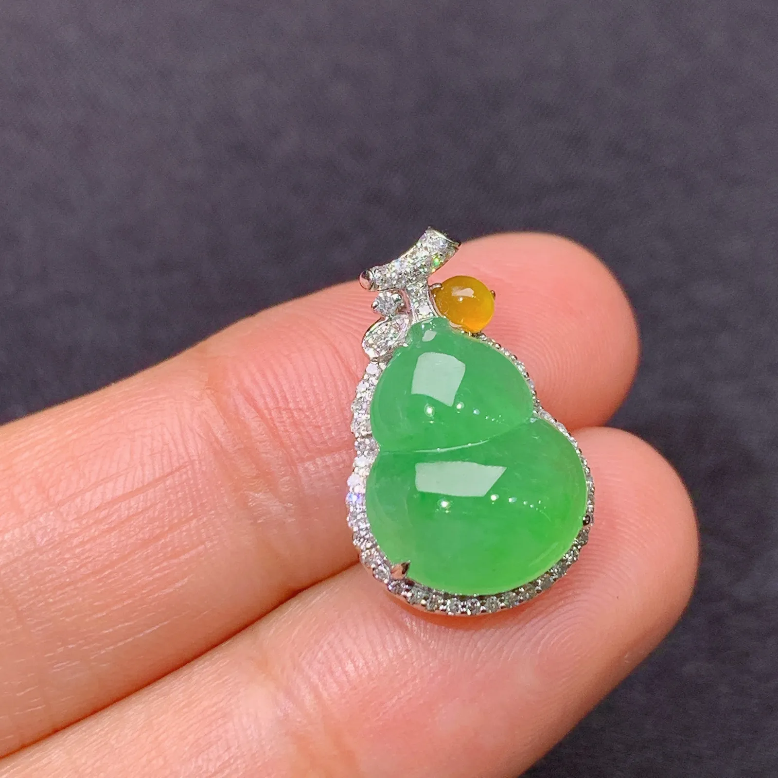 冰种浅绿葫芦吊坠，18k金镶嵌，冰润色阳，玉质细腻，种水足， 尺寸18.3*11.7*6.7