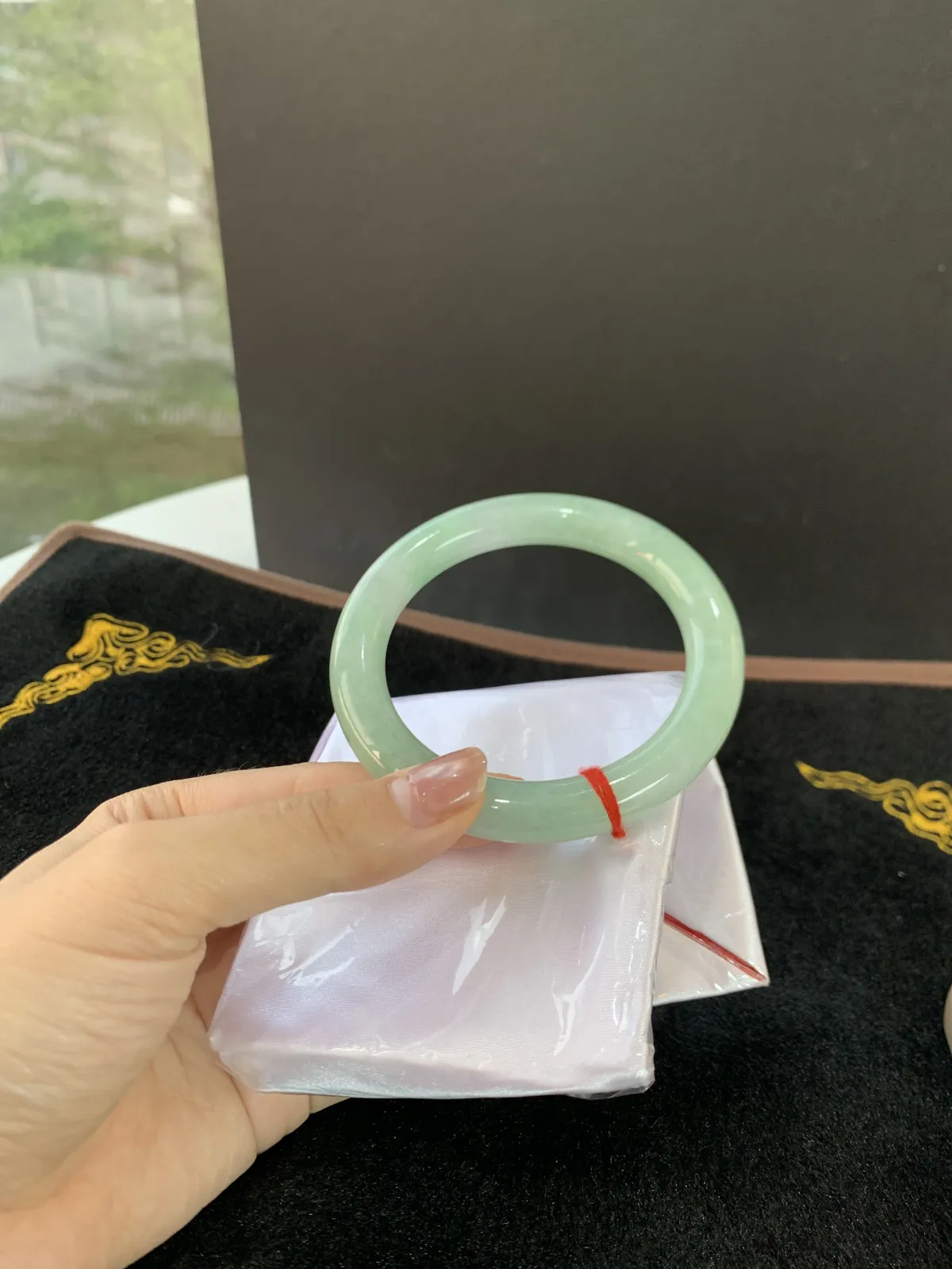 冰晴绿圆条手镯，完美无暇，圈口58.5-10.5。甜甜的绿意很戳人 戴上就是自带温柔滤镜的氛围感