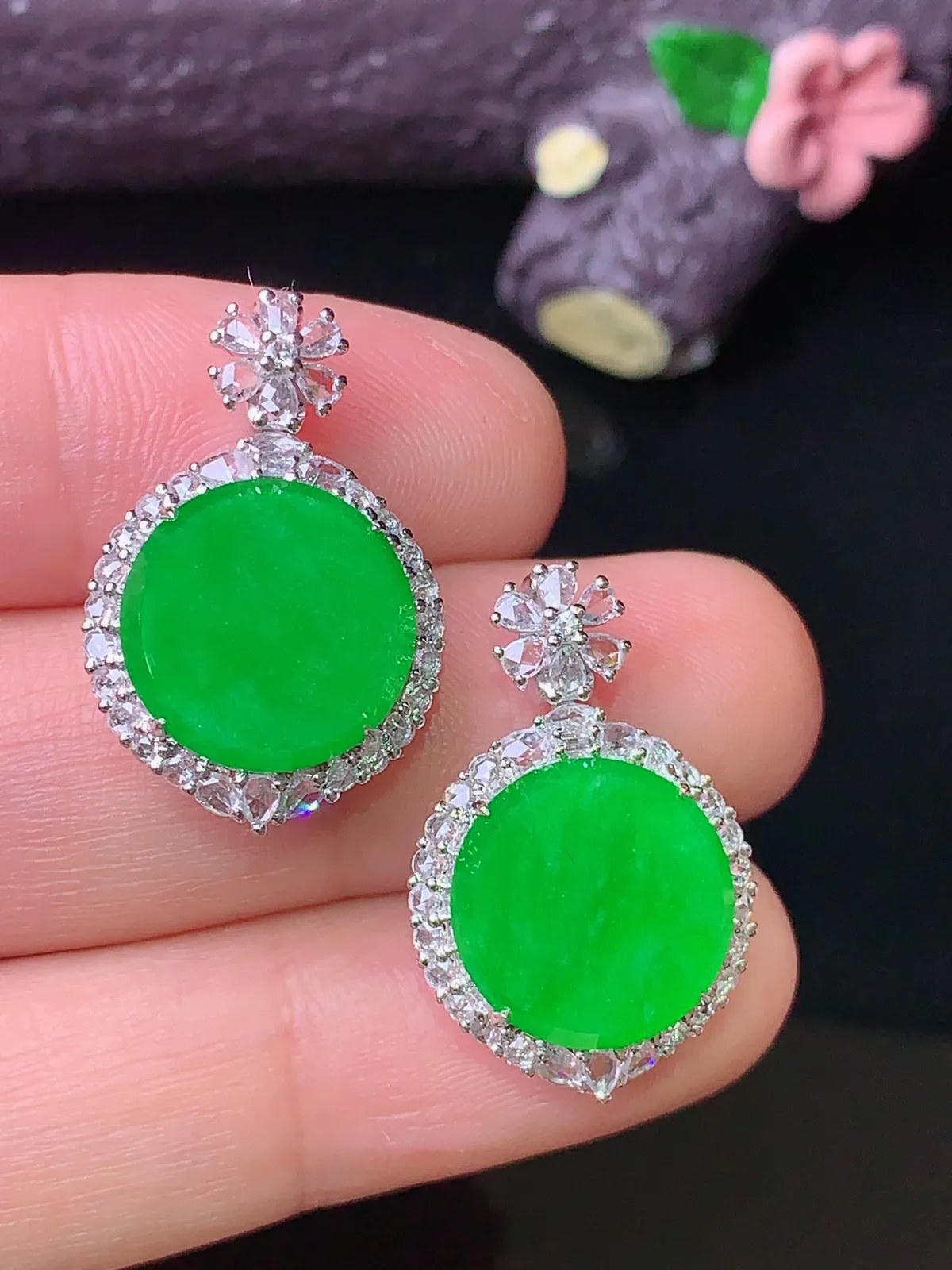 18k金钻镶嵌翠绿圆牌耳坠 吊坠 两用款 玉质细腻 色泽清新艳丽 整体尺寸34.5*14.8*7.7