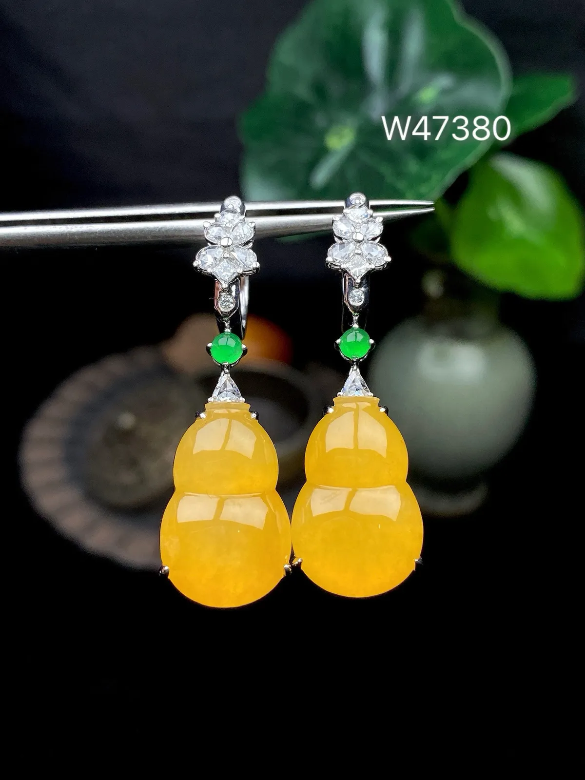【冰种黄翡葫芦耳坠】质地细润，起刚起荧光，18K金钻镶嵌，裸石尺寸17.1*11.2*3.8毫米