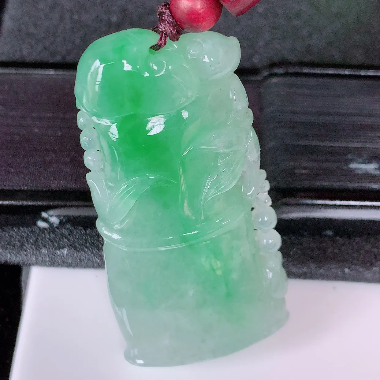 自然光实拍，冰飘绿翡翠竹节吊坠。竹节寓意“节节高，官运亨通，前程似锦，水润莹泽， 清秀高雅，佩戴精美！#46.29