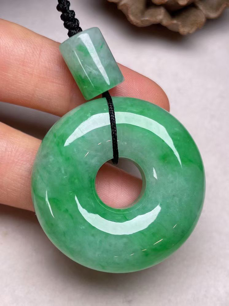 冰糯种飘绿【大平安扣】吊坠，种水好，玉质细腻 ，卖相好