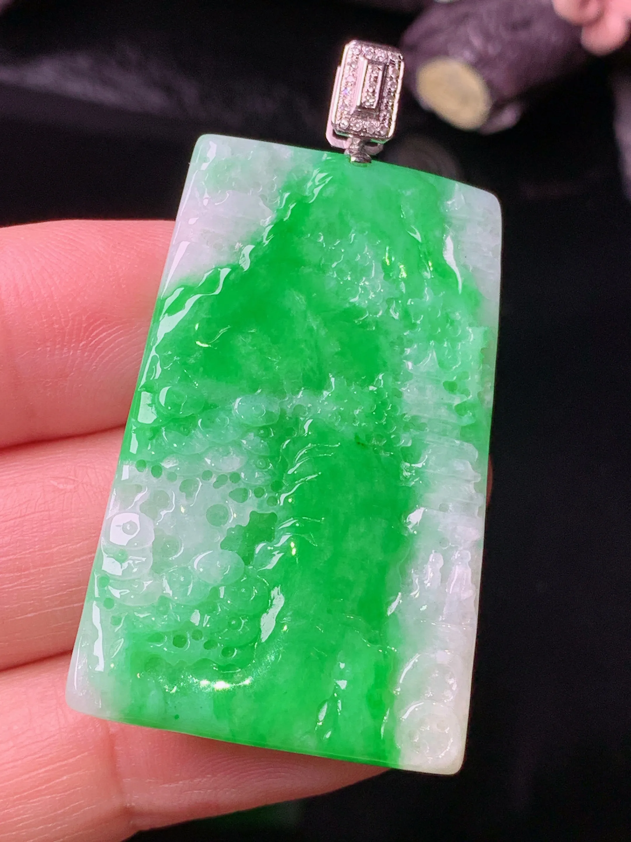 18k金钻镶嵌翠绿山水牌子吊坠 玉质细腻 色泽清新艳丽 整体尺寸48.5*26*3.6