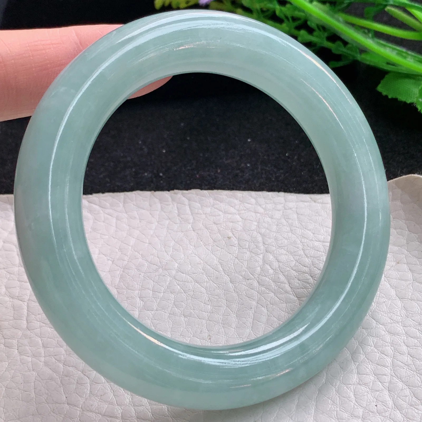 js自然光56.5*12*12.5胖圆镯 缅甸翡翠a货玉手镯浅绿圆条玉手环
