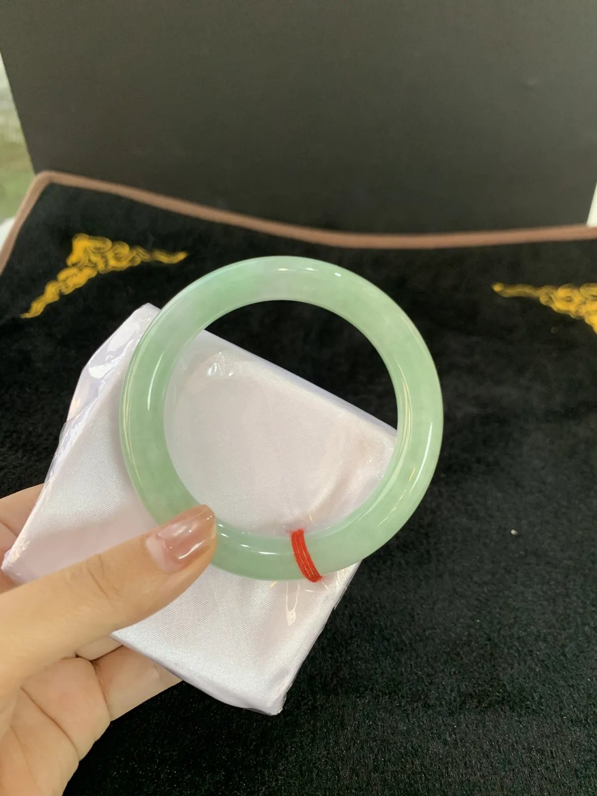 冰晴绿圆条手镯，完美无暇，圈口58.5-10.5。甜甜的绿意很戳人 戴上就是自带温柔滤镜的氛围感