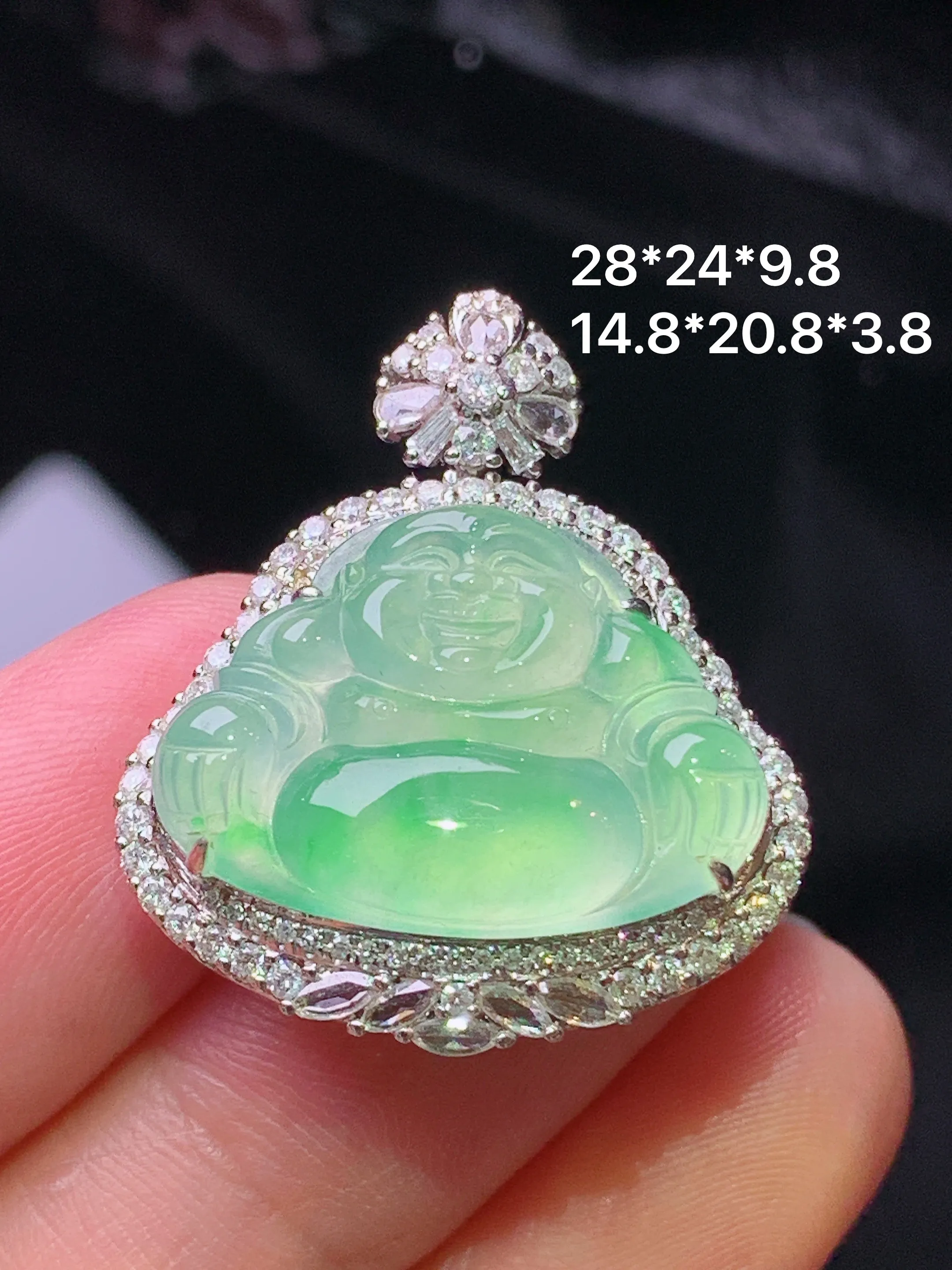 18k金钻镶嵌翠绿佛公吊坠 玉质细腻 色泽清新艳丽 整体尺寸28*24*9.8