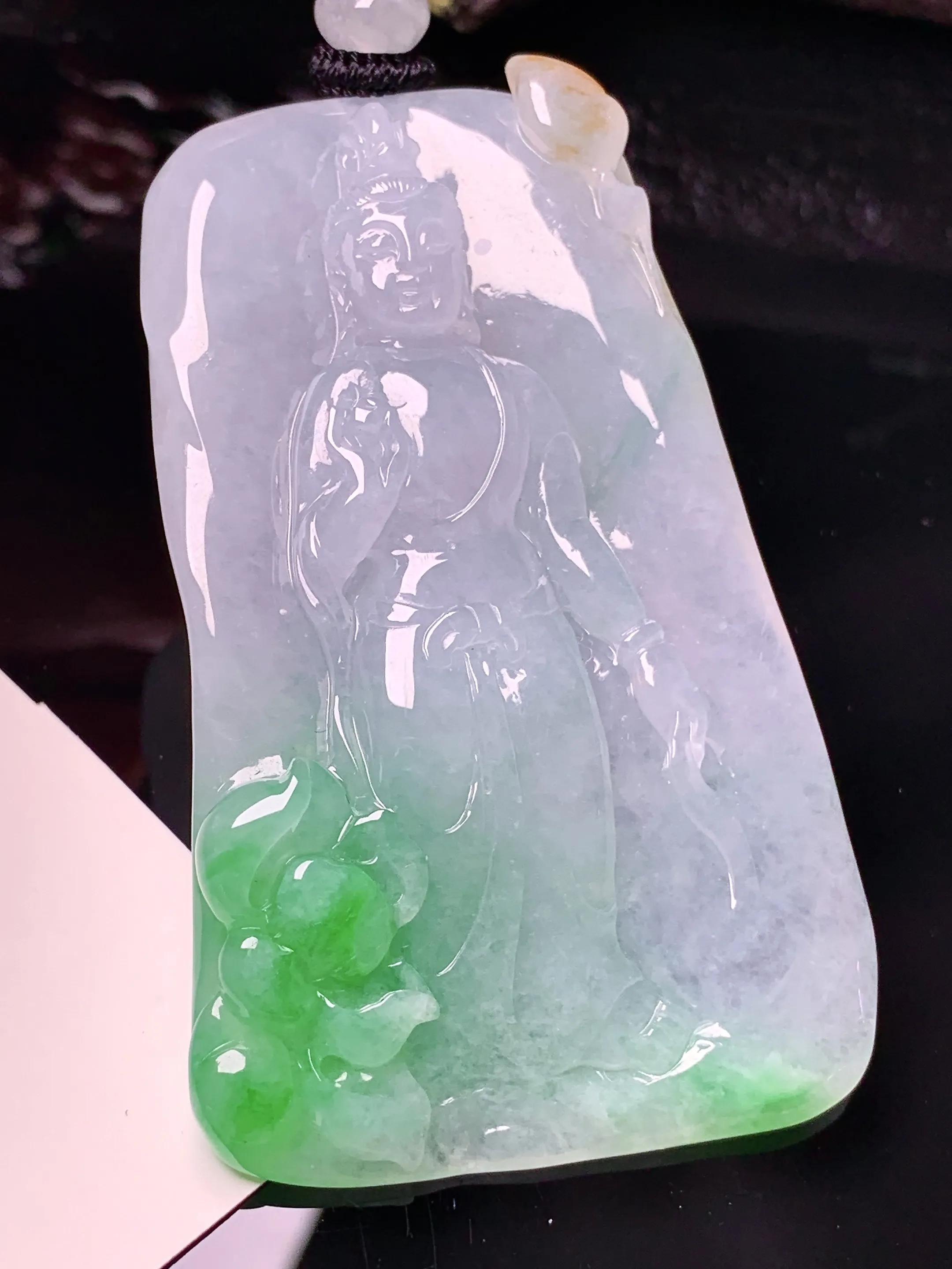 飘绿观音菩萨吊坠 玉质细腻 色泽清新艳丽 整体尺寸64.6*39.7*10.3