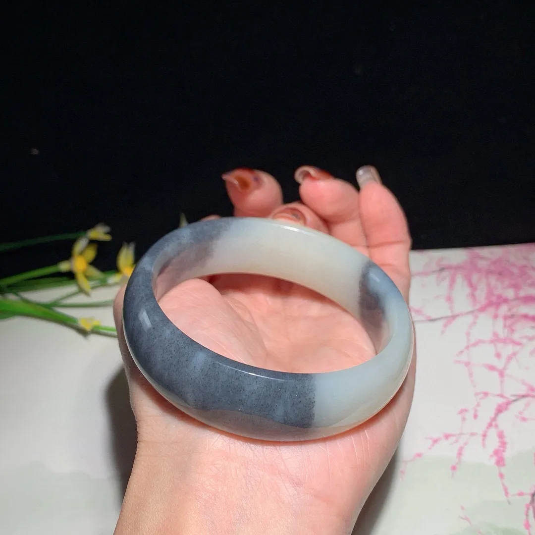 土豪款，和田玉57.5圈口青花宽版手镯！玉质细腻油润 底色纯净 无裂无杂 脂粉好，品质好！