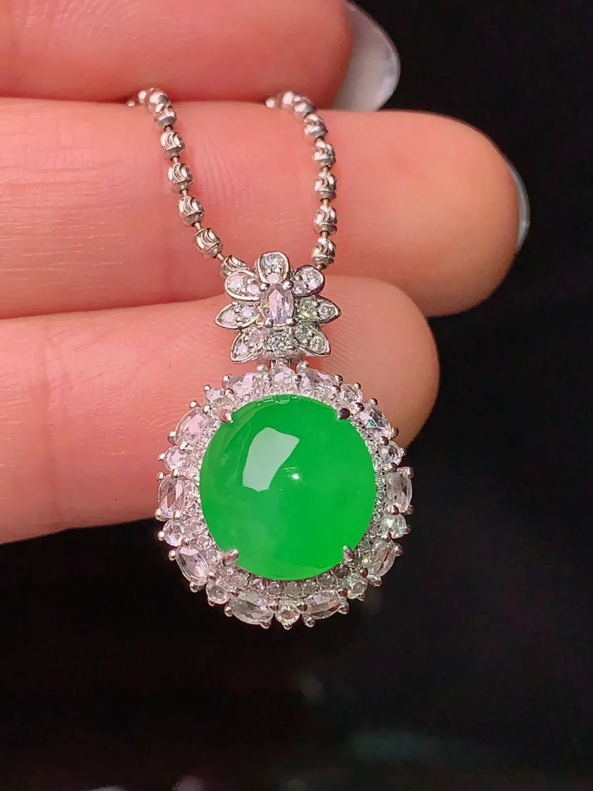 18k金钻镶嵌满绿蛋面吊坠 玉质细腻 色泽艳丽 整体尺寸21.7*14.6*11.8