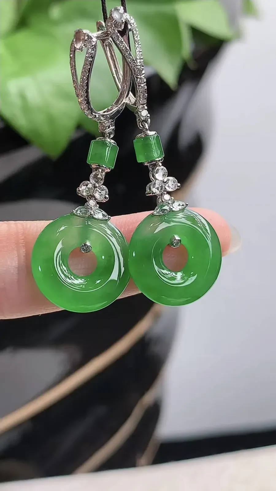 a货翡翠老坑高冰种18K金伴钻镶嵌阳绿平安环耳坠 尺寸13.5×2.6mm 重量4.25g 1205