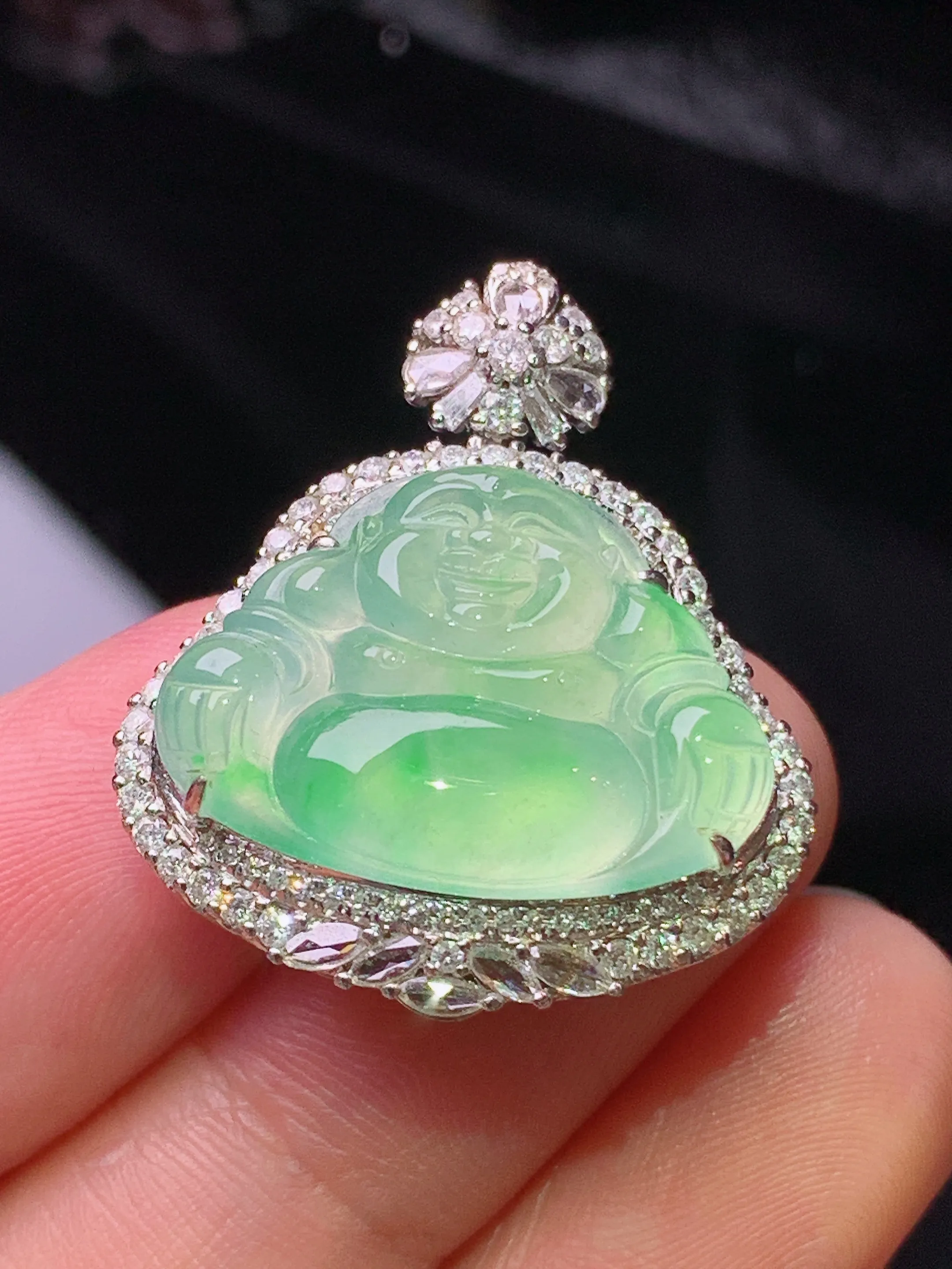 18k金钻镶嵌翠绿佛公吊坠 玉质细腻 色泽清新艳丽 整体尺寸28*24*9.8