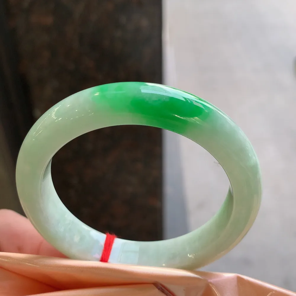 正圈冰糯阳绿 无瑕 尺寸:54.1/12/8.6 色好