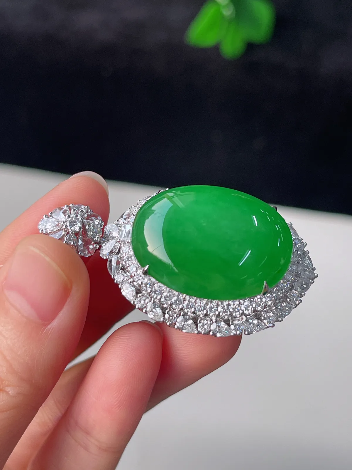 18k金镶翡翠冰糯种绿色大蛋面吊坠