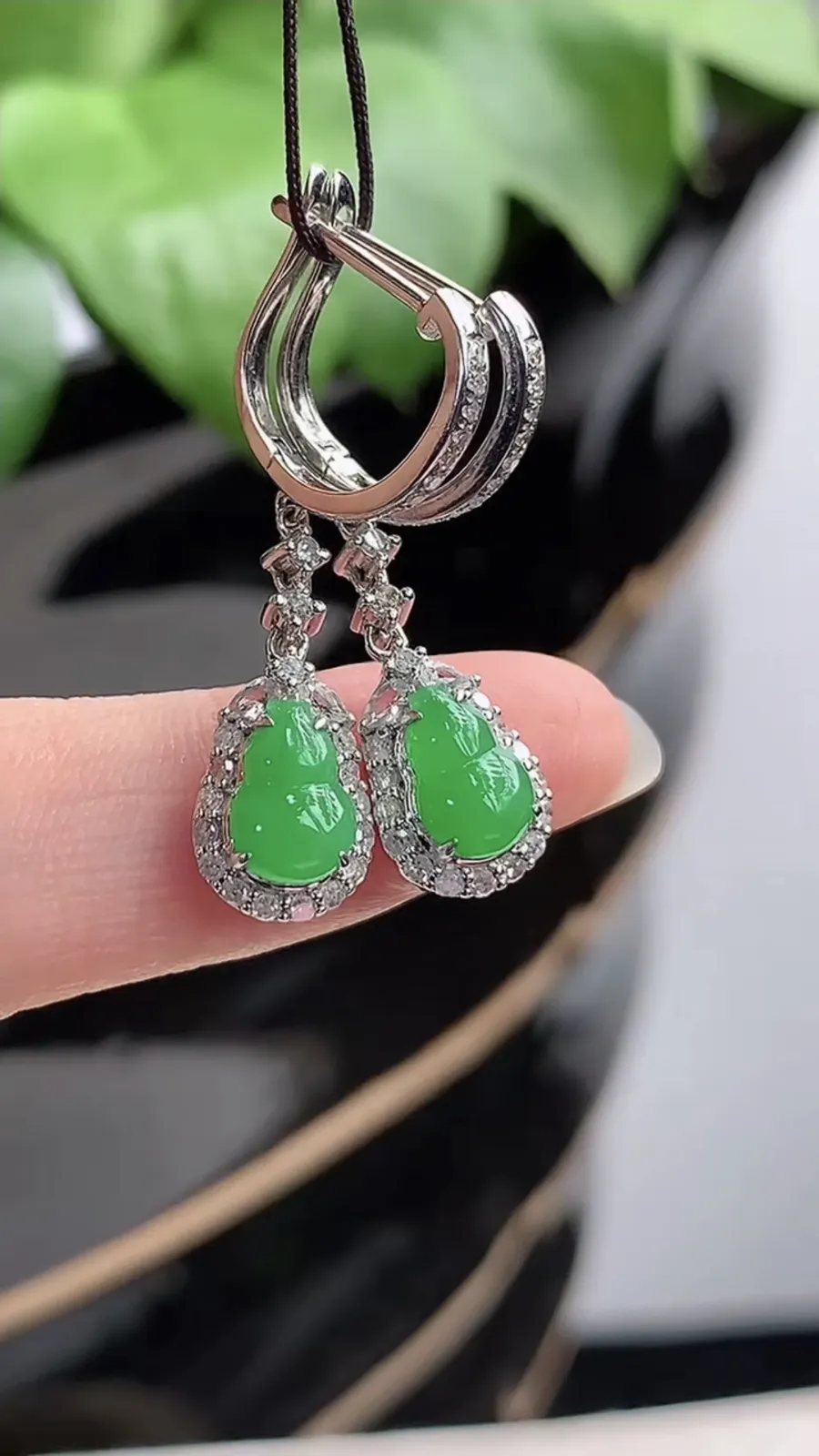 a货翡翠老坑冰种18K金伴钻镶嵌满绿葫芦耳坠 尺寸7×4.6×5.8mm 重量3.52g 1205