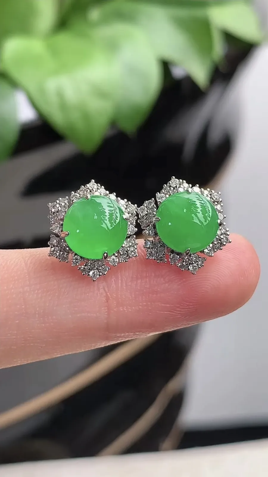 a货翡翠老坑冰种18K金伴钻镶嵌阳绿蛋面耳钉 尺寸7.3mm 重量2.80g 1205