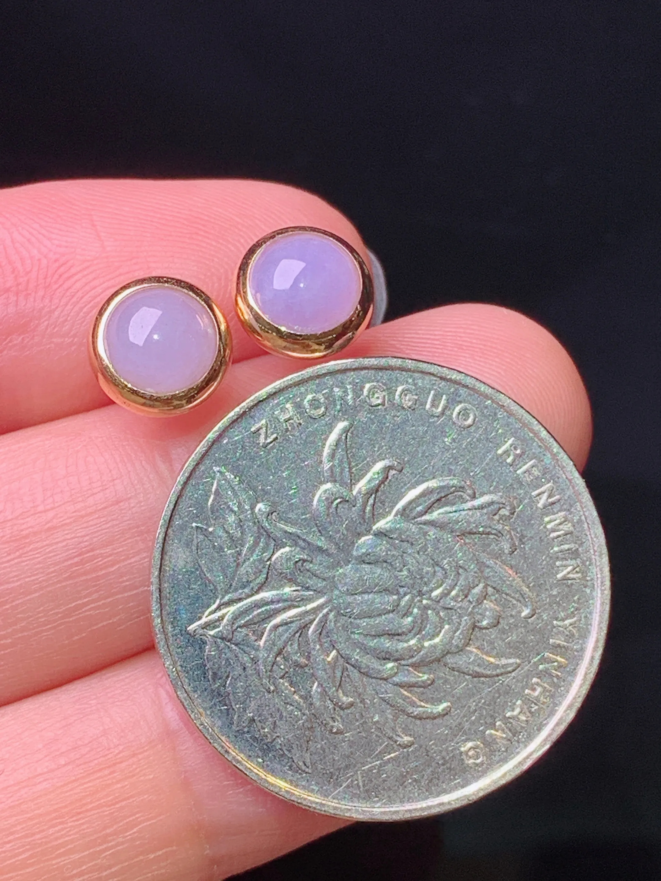 18k金镶嵌紫罗兰蛋面耳钉 玉质细腻 色泽清新艳丽 整体尺寸7.8*4