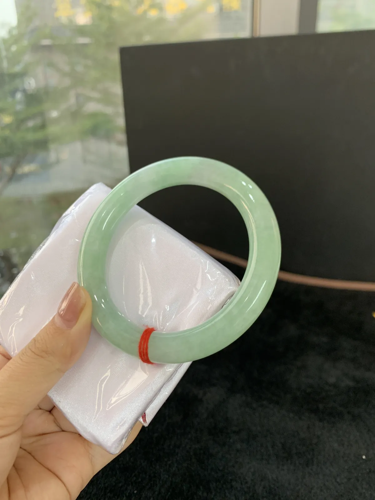 冰晴绿圆条手镯，完美无暇，圈口58.5-10.5。甜甜的绿意很戳人 戴上就是自带温柔滤镜的氛围感