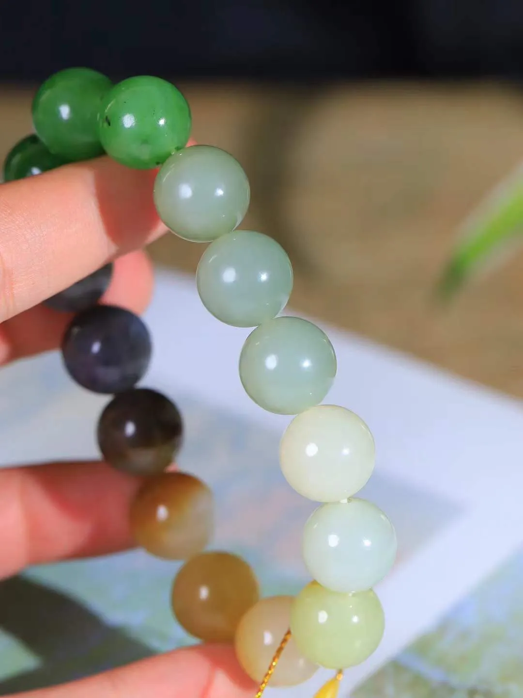 【多宝手串】

精选和田玉多宝手串，每一颗玉石都凝聚自然的灵气与岁月的沉淀，寓意福禄寿喜，守护您的平安与幸福。佩戴它，感受千年玉文化的温润与优雅。重65.4克  尺寸取一14.3mm  561102639A