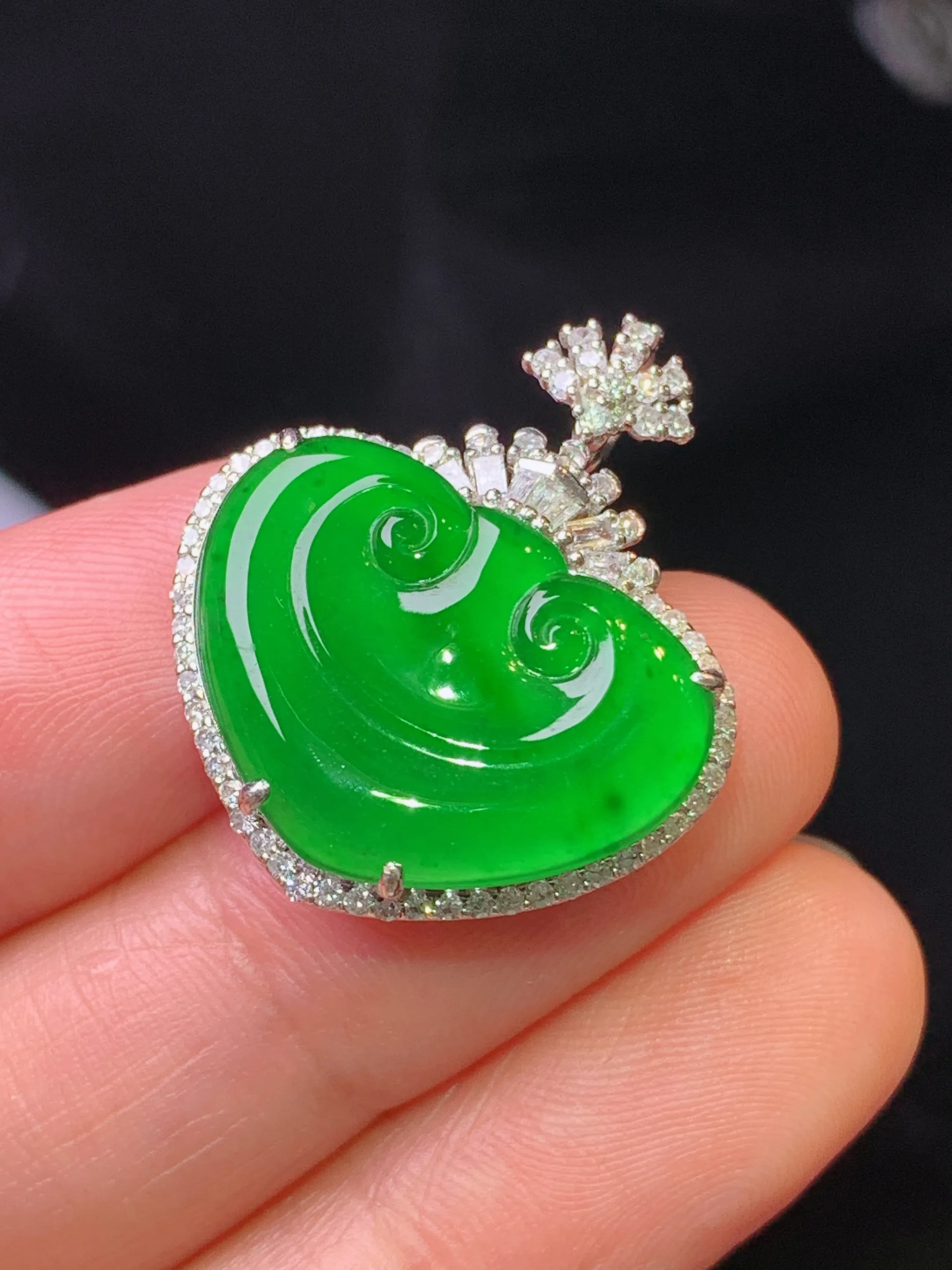 18k金钻镶嵌满绿如意吊坠 玉质细腻 色泽清新艳丽 整体尺寸25.6*22.2*6.5