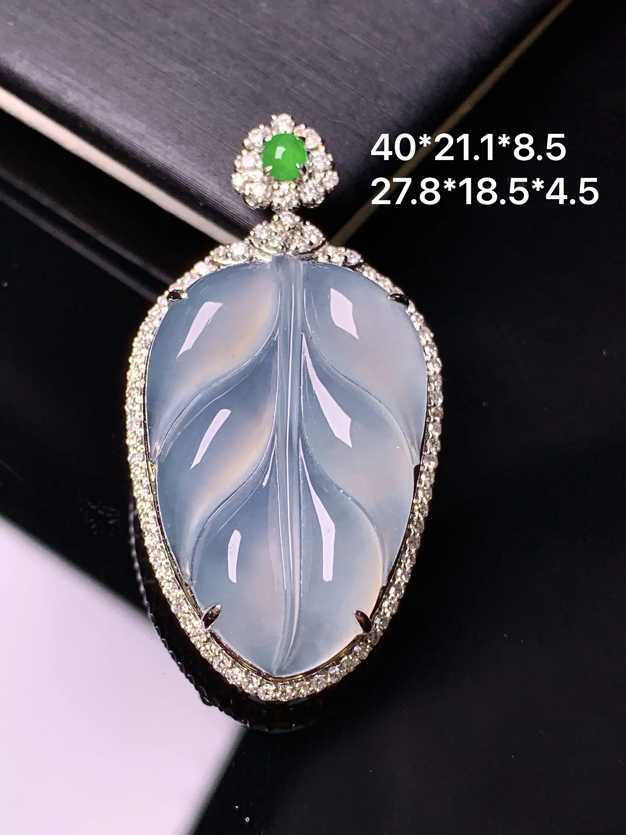 18k金钻镶嵌冰种树叶吊坠 玉质细腻 色泽清新艳丽 整体尺寸40*21.1*8.5