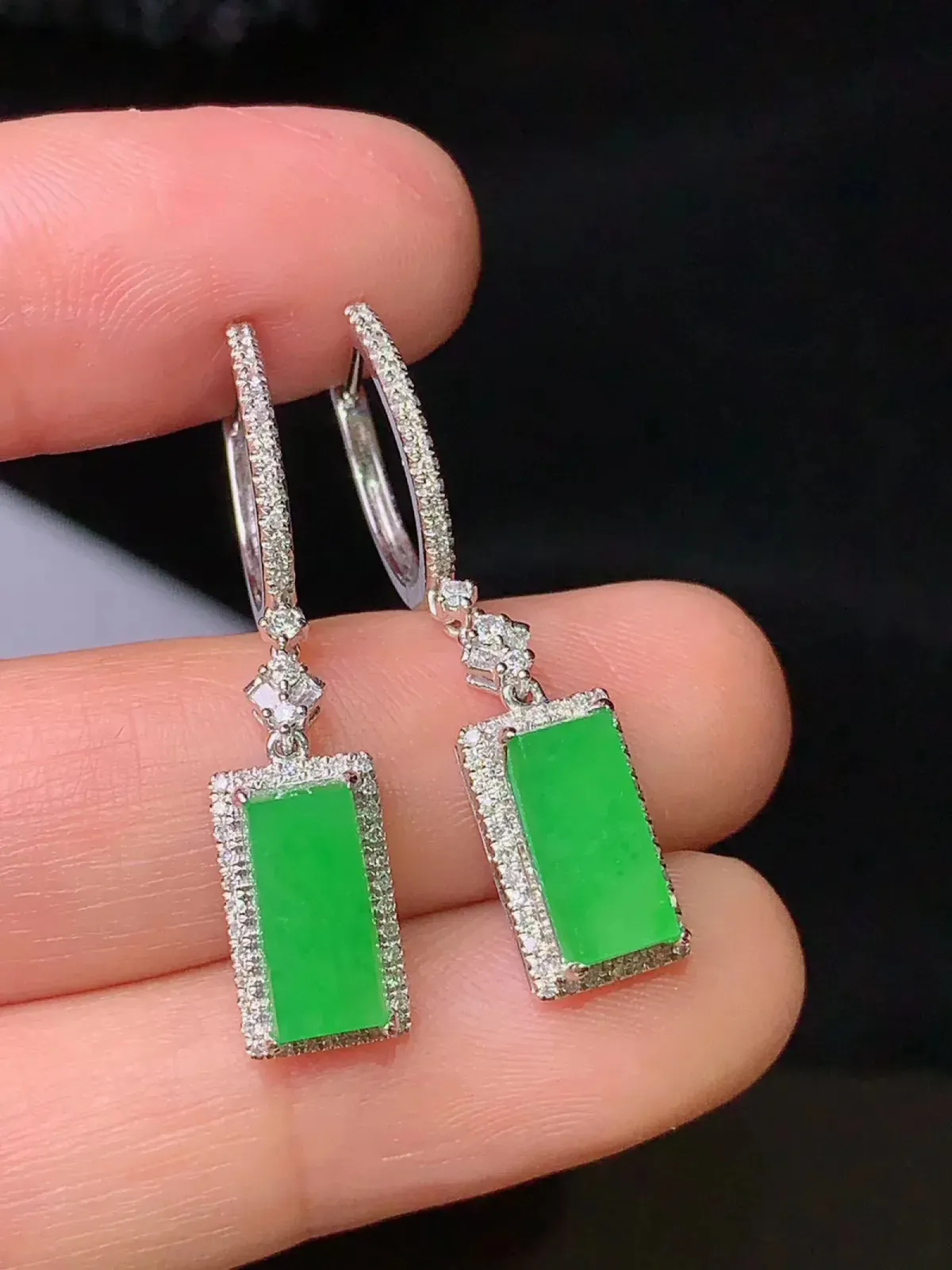 18k金钻镶嵌满绿无事牌耳坠 玉质细腻 色泽艳丽 整体尺寸32.5*7.1*5.5
