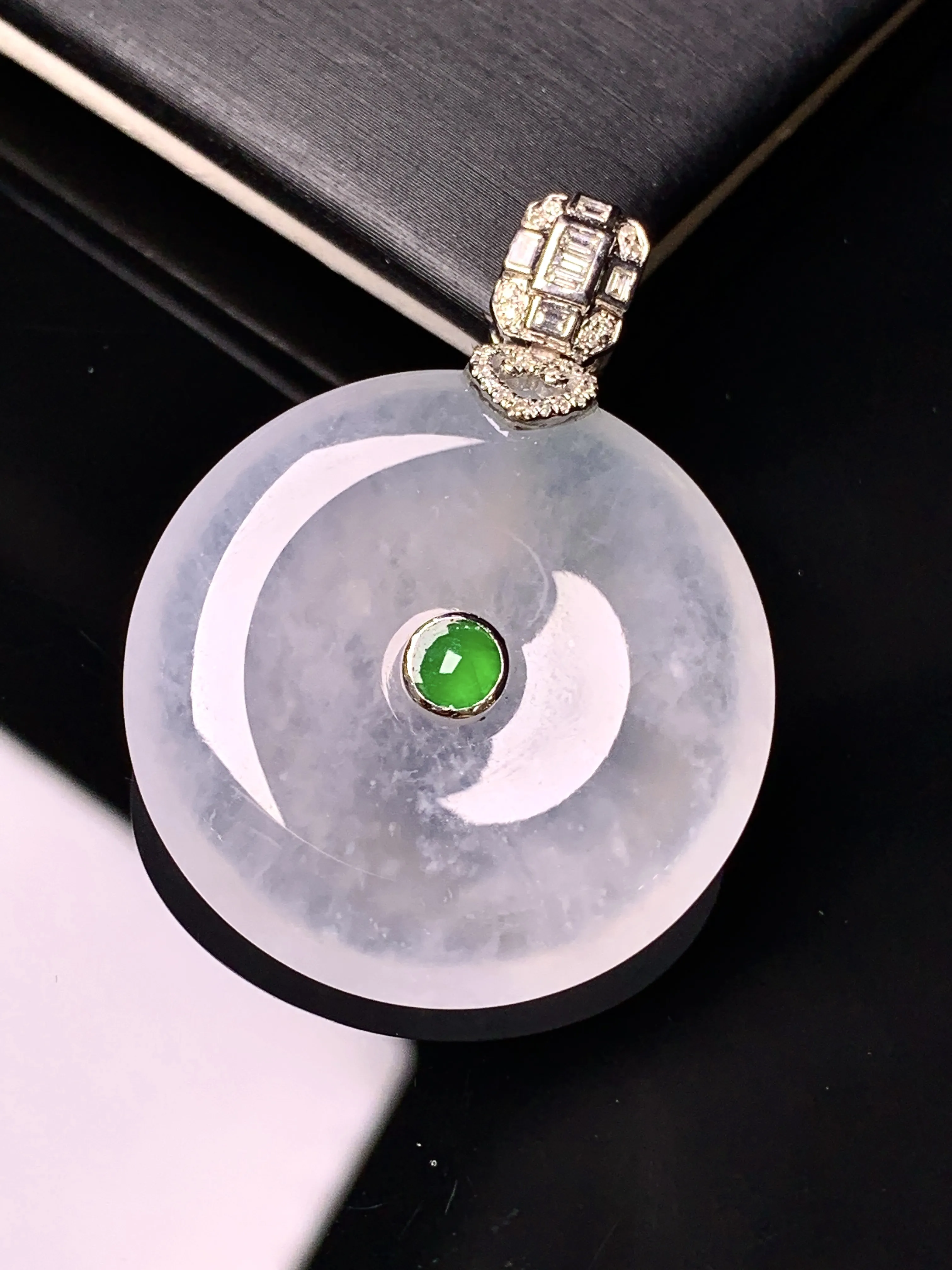 18k金钻镶嵌冰种平安扣吊坠 玉质细腻 色泽清新艳丽 整体尺寸37.6*28.8*6