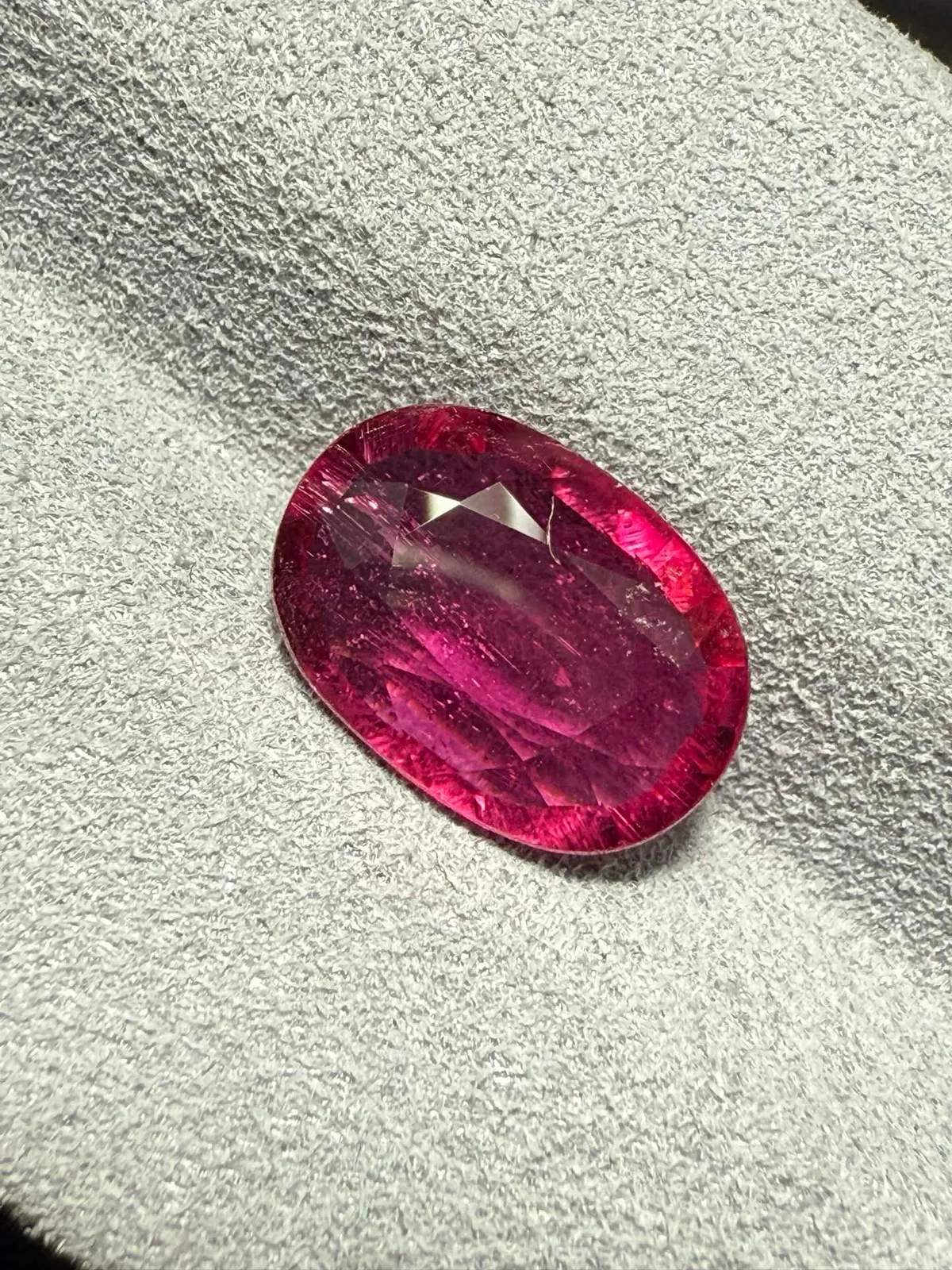 【高端珠宝】天然极美卢比来碧玺裸石
重量: 2.205ct  规格: 10.7*7.6*3.4毫米
精湛切工，满身火彩
台面大，实物更美，可以代镶嵌设计。