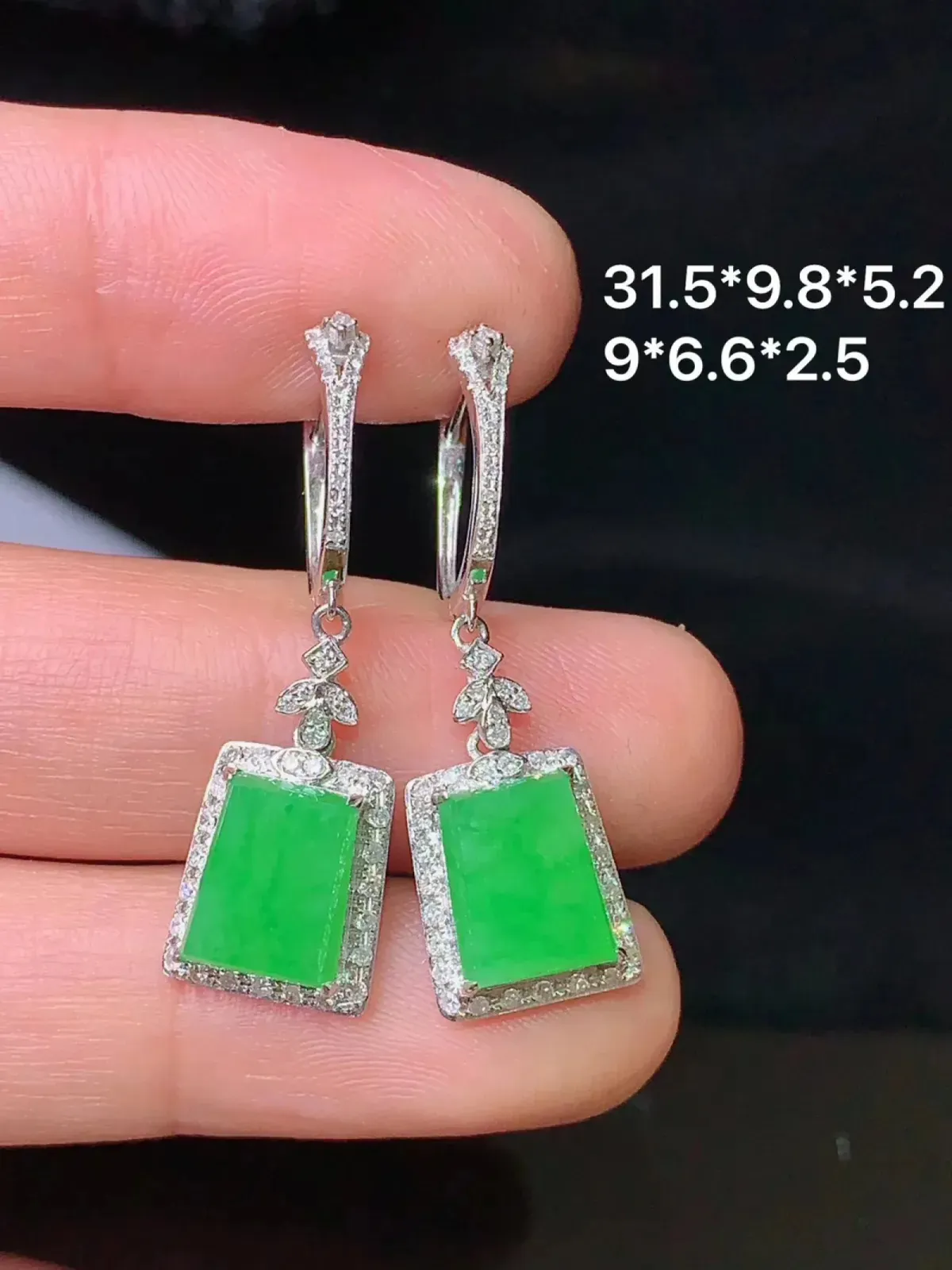 18k金钻镶嵌满绿无事牌耳坠 玉质细腻 色泽艳丽 整体尺寸31.5*9.8*5.2