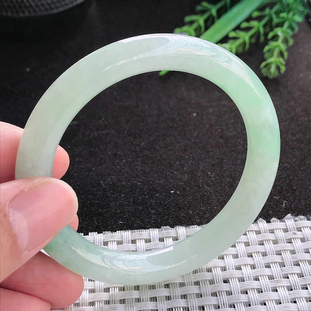 天然A货翡翠52.5/8.8/8.6老坑冰润起胶飘阳绿圆条手镯玉镯