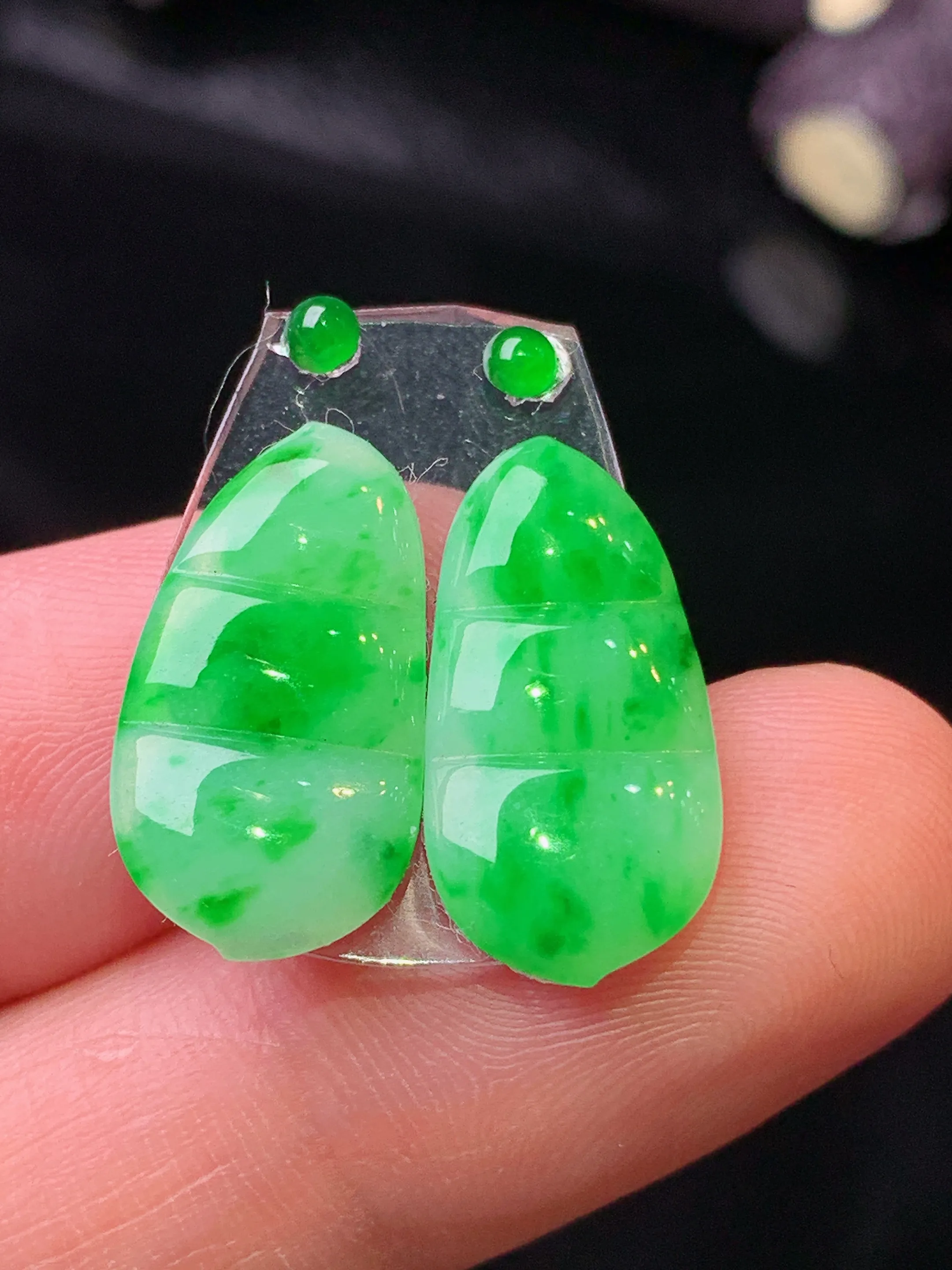 镶嵌款 翠绿四季豆一对 玉质细腻 色泽清新艳丽 整体尺寸18*9.5*2.3