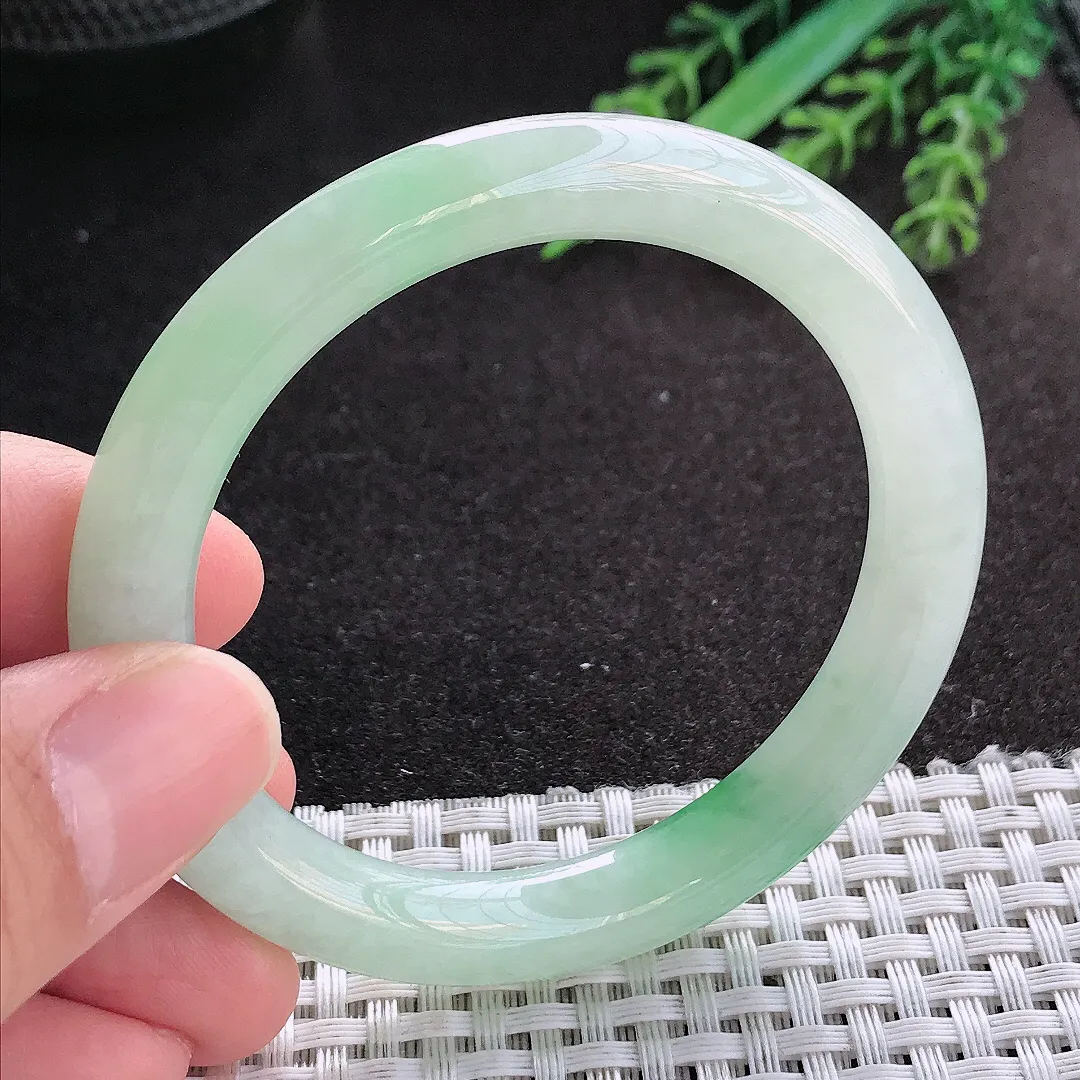 天然A货翡翠52.5/8.8/8.6老坑冰润起胶飘阳绿圆条手镯玉镯