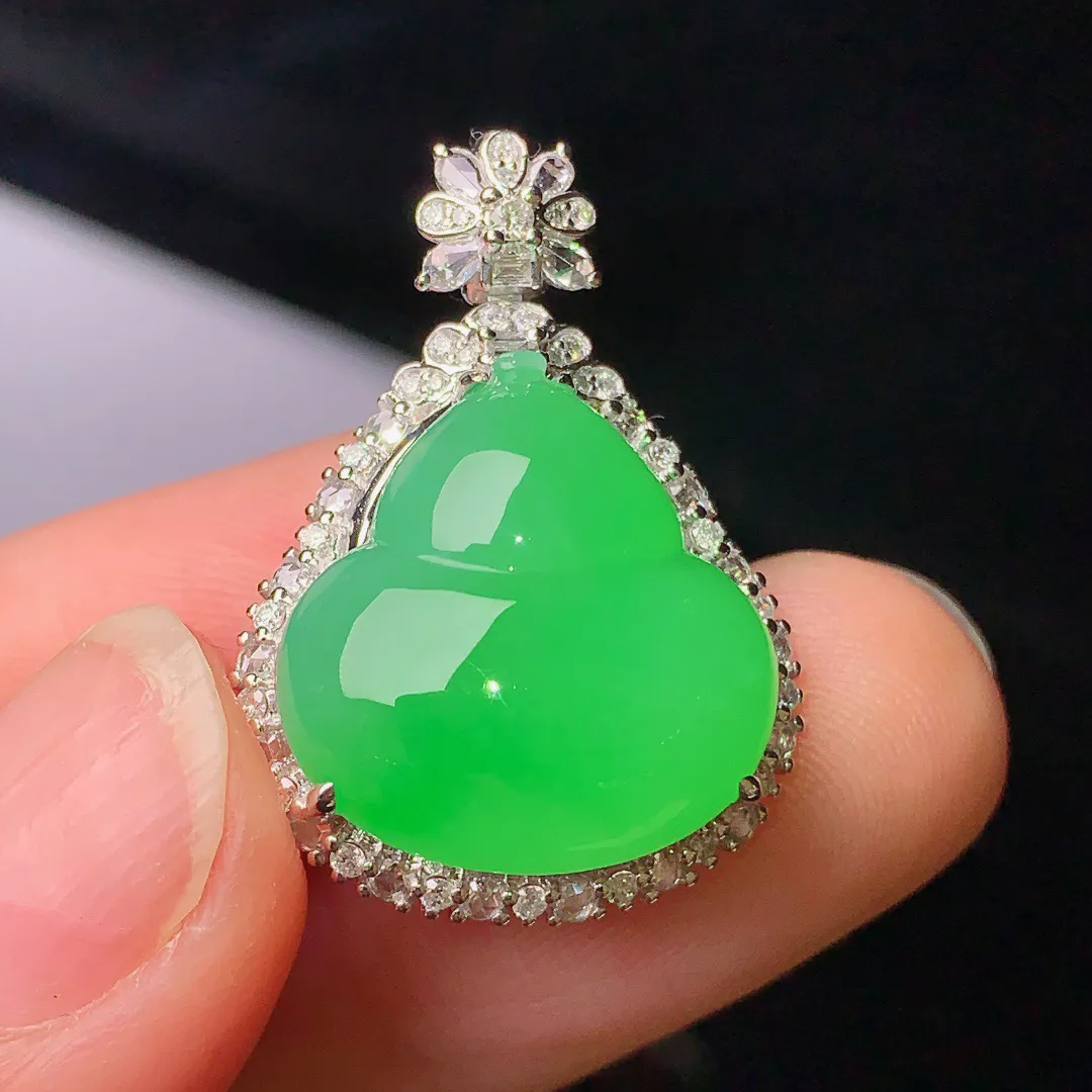 18k金钻镶嵌翠绿葫芦吊坠 玉质细腻 色泽艳丽   整体尺寸27*19.2*13.6