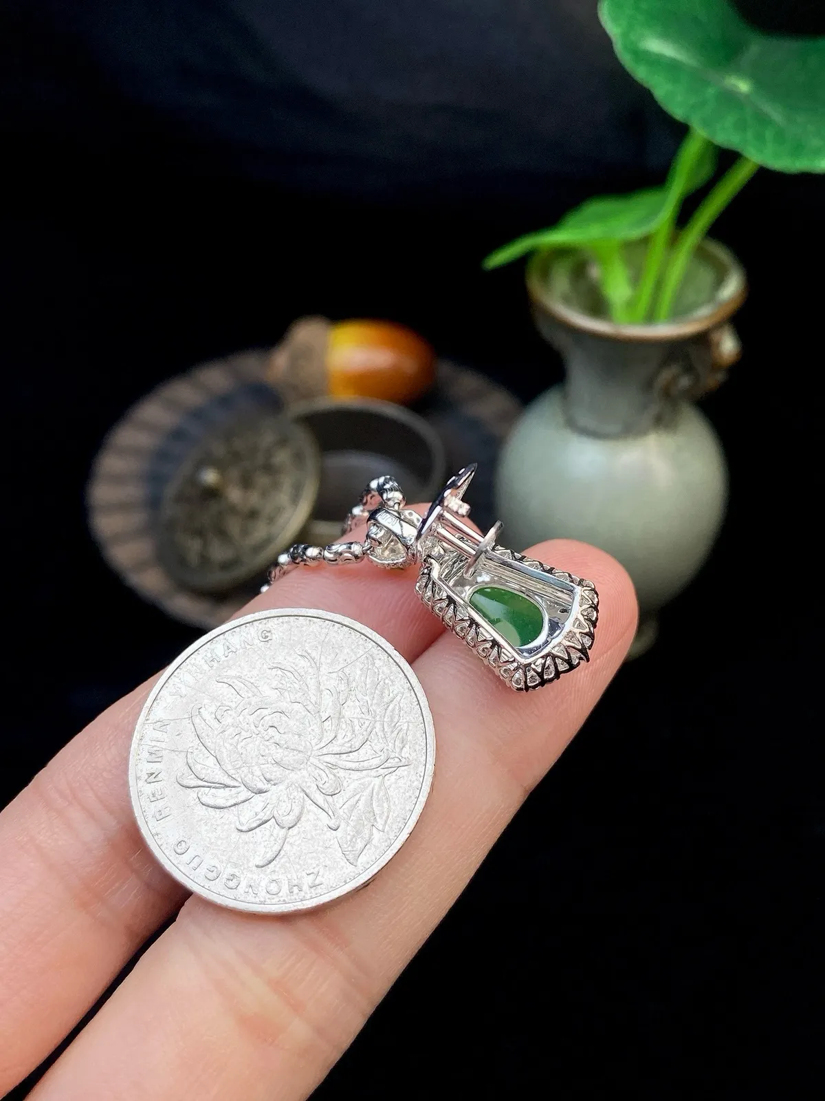 【冰种满绿无事牌】种水上乘，通透闪亮，晶莹剔透。18K金钻镶嵌，裸石尺寸11.4*6.6*2.6毫米。