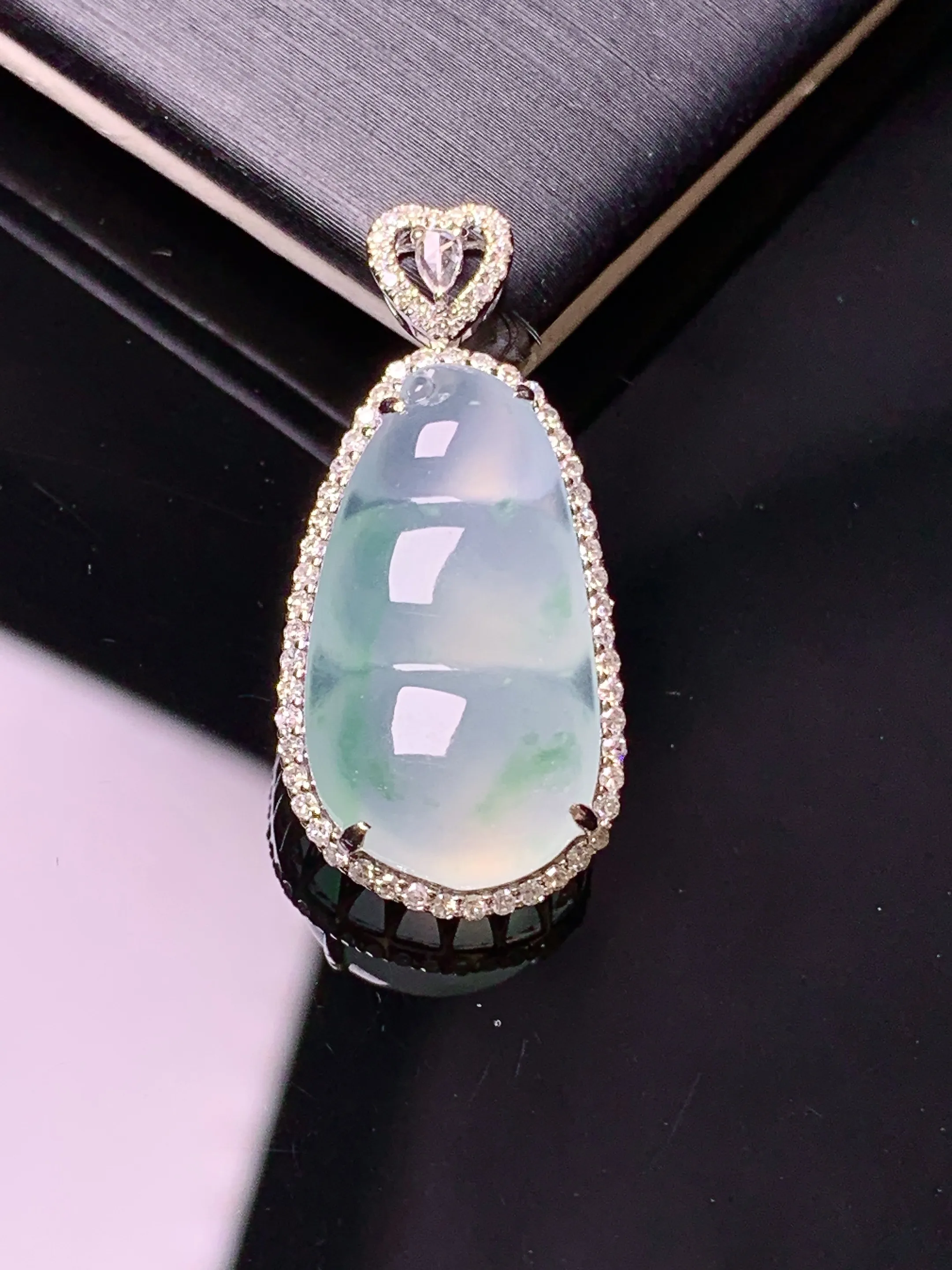 18k金钻镶嵌冰种飘绿四季豆吊坠 玉质细腻 色泽清新艳丽 整体尺寸28.2*13.5*8.5