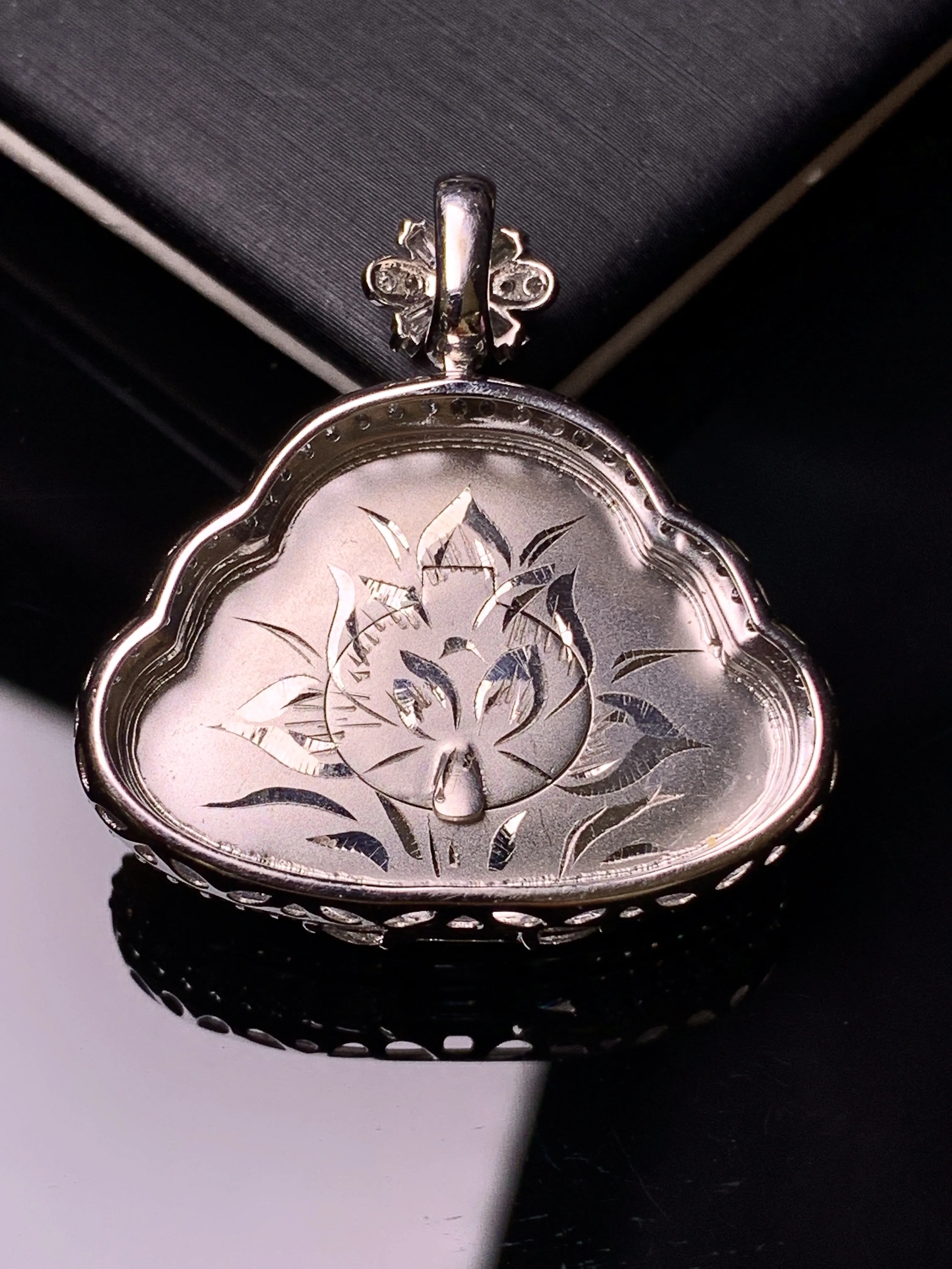 18k金钻镶嵌冰种佛公吊坠 玉质细腻 色泽清新艳丽 整体尺寸30*28.8*8.6