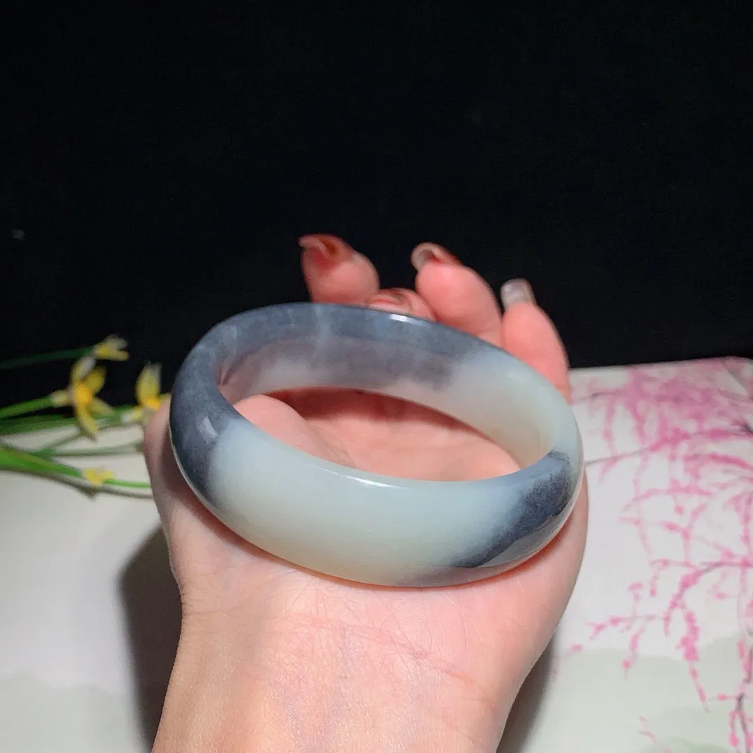 土豪款，和田玉57.5圈口青花宽版手镯！玉质细腻油润 底色纯净 无裂无杂 脂粉好，品质好！