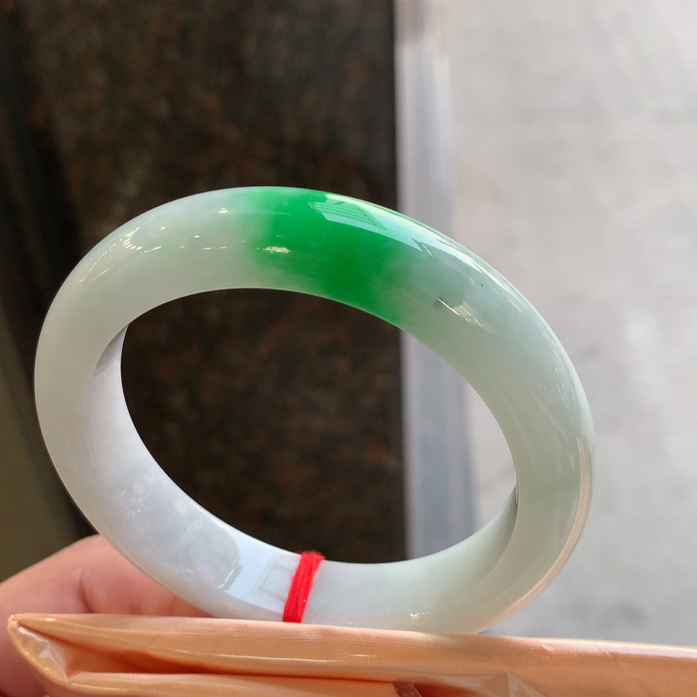 正圈冰糯阳绿 一丝细纹 尺寸:56.9/12.8/9.2 色好