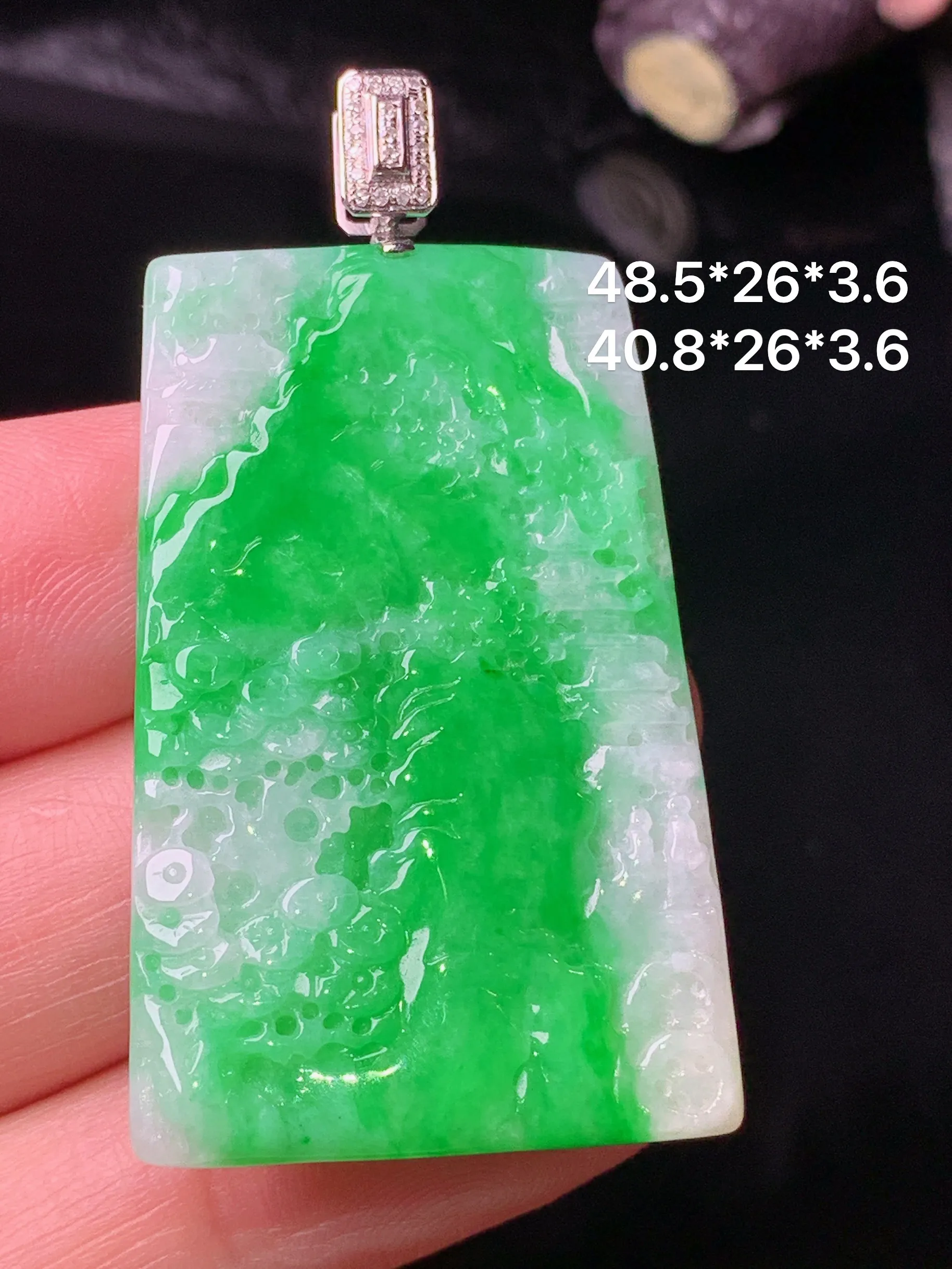 18k金钻镶嵌翠绿山水牌子吊坠 玉质细腻 色泽清新艳丽 整体尺寸48.5*26*3.6