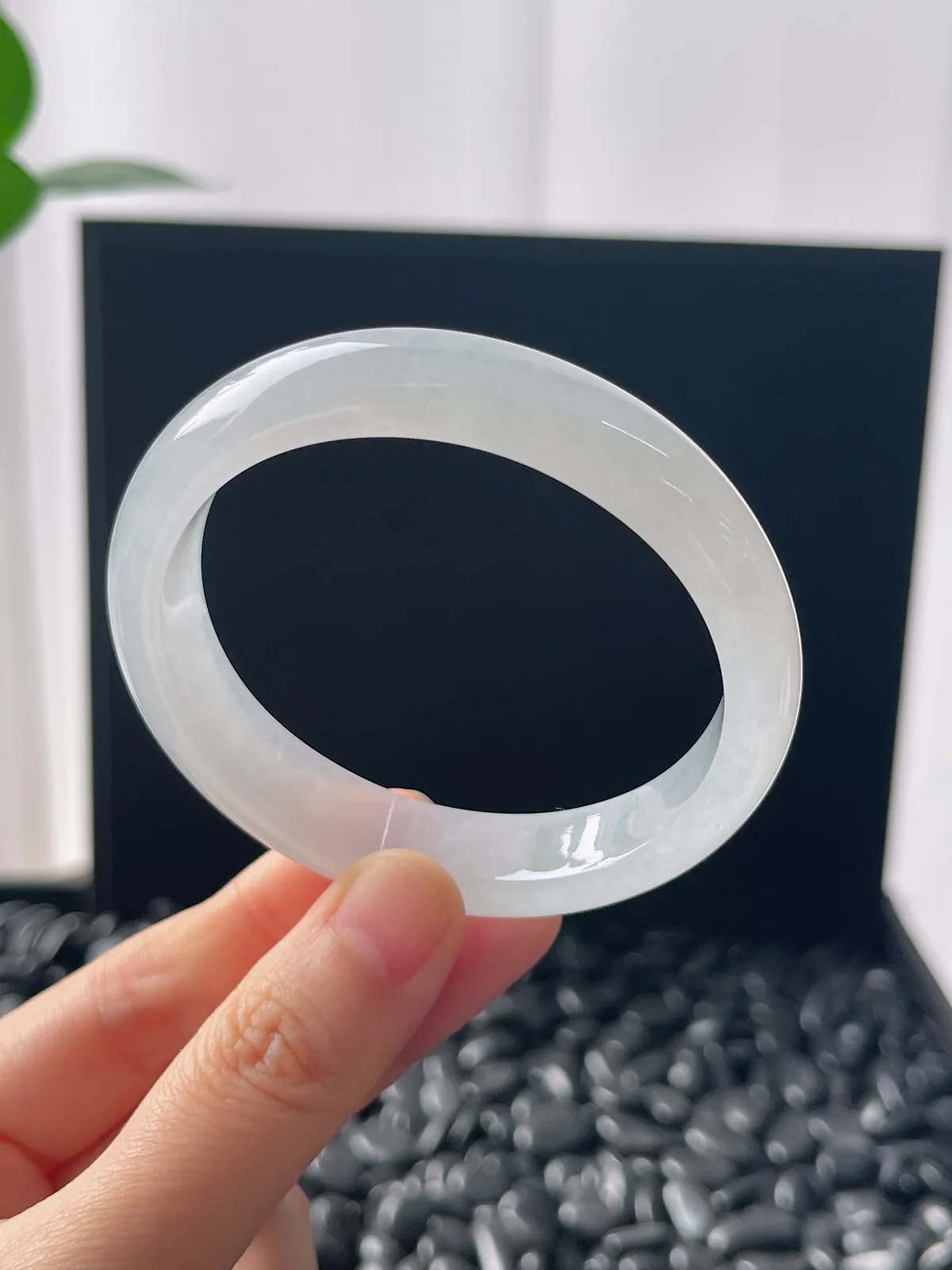 贵妃镯55.8圈口，翡翠冰糯种白色手镯