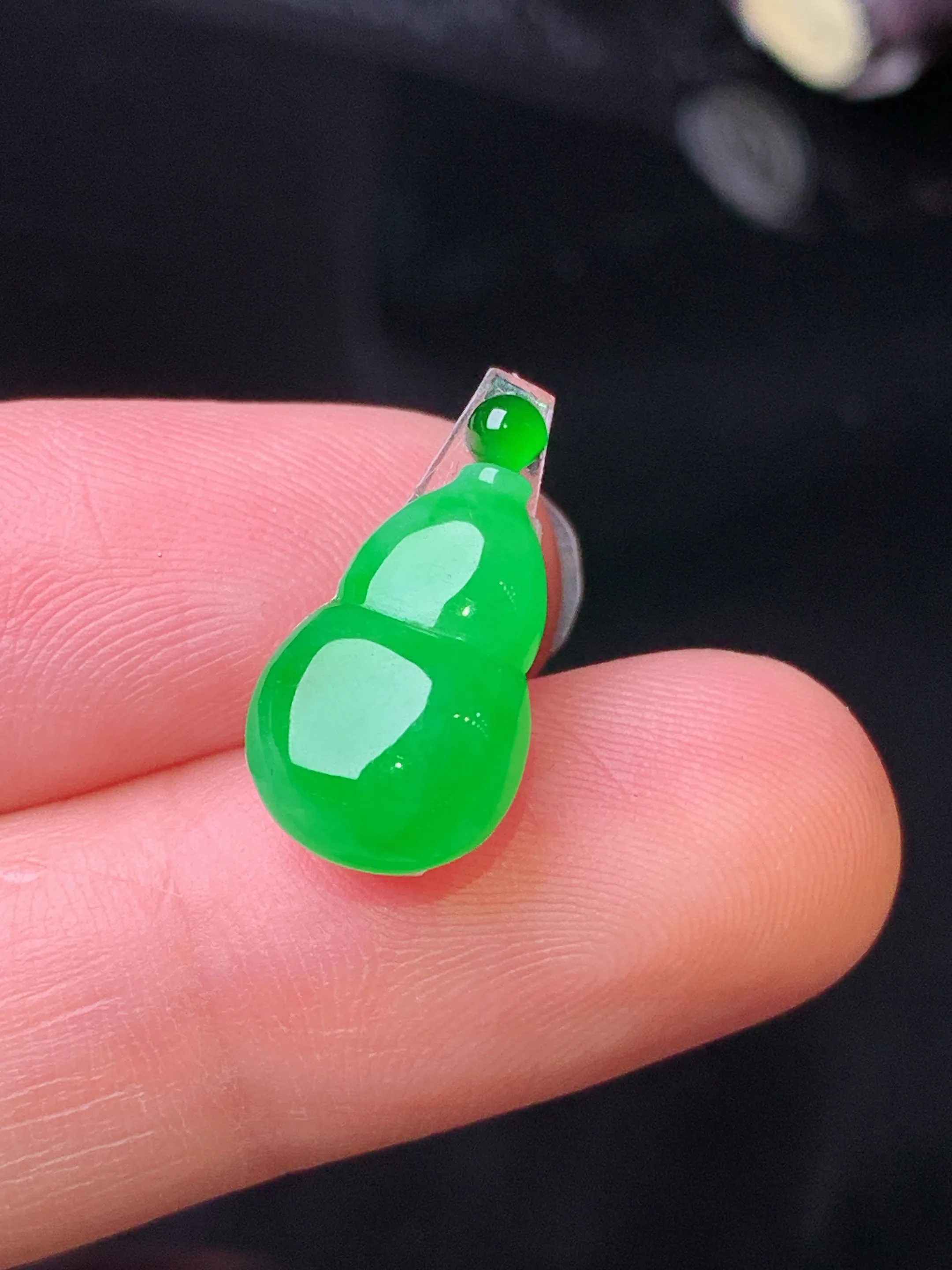 镶嵌款 满绿葫芦吊坠 玉质细腻 色泽清新艳丽 整体尺寸14.3*8.8*3.6