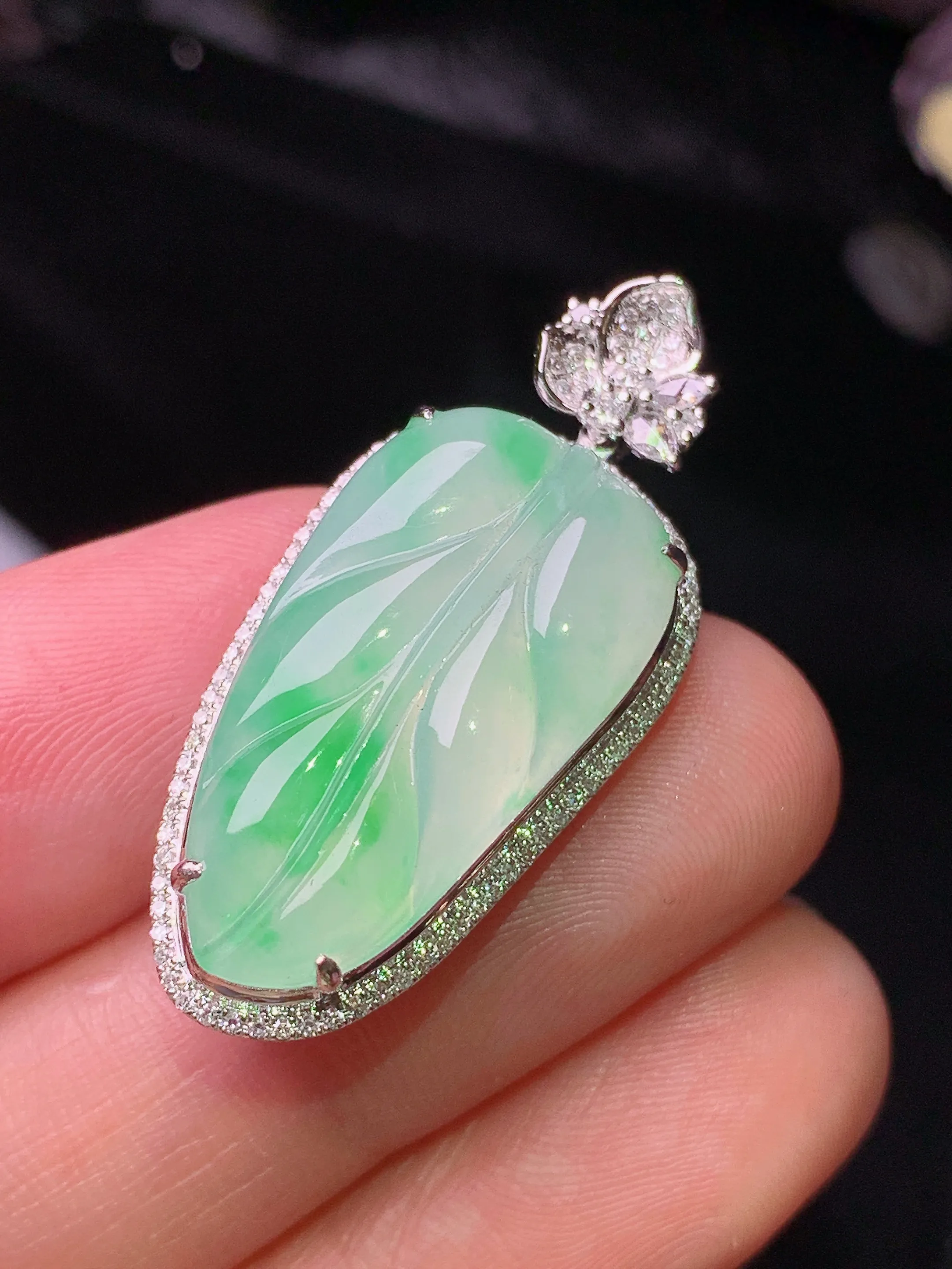 18k金钻镶嵌飘绿树叶吊坠 玉质细腻 色泽清新艳丽 整体尺寸33.2*15.2*8.7